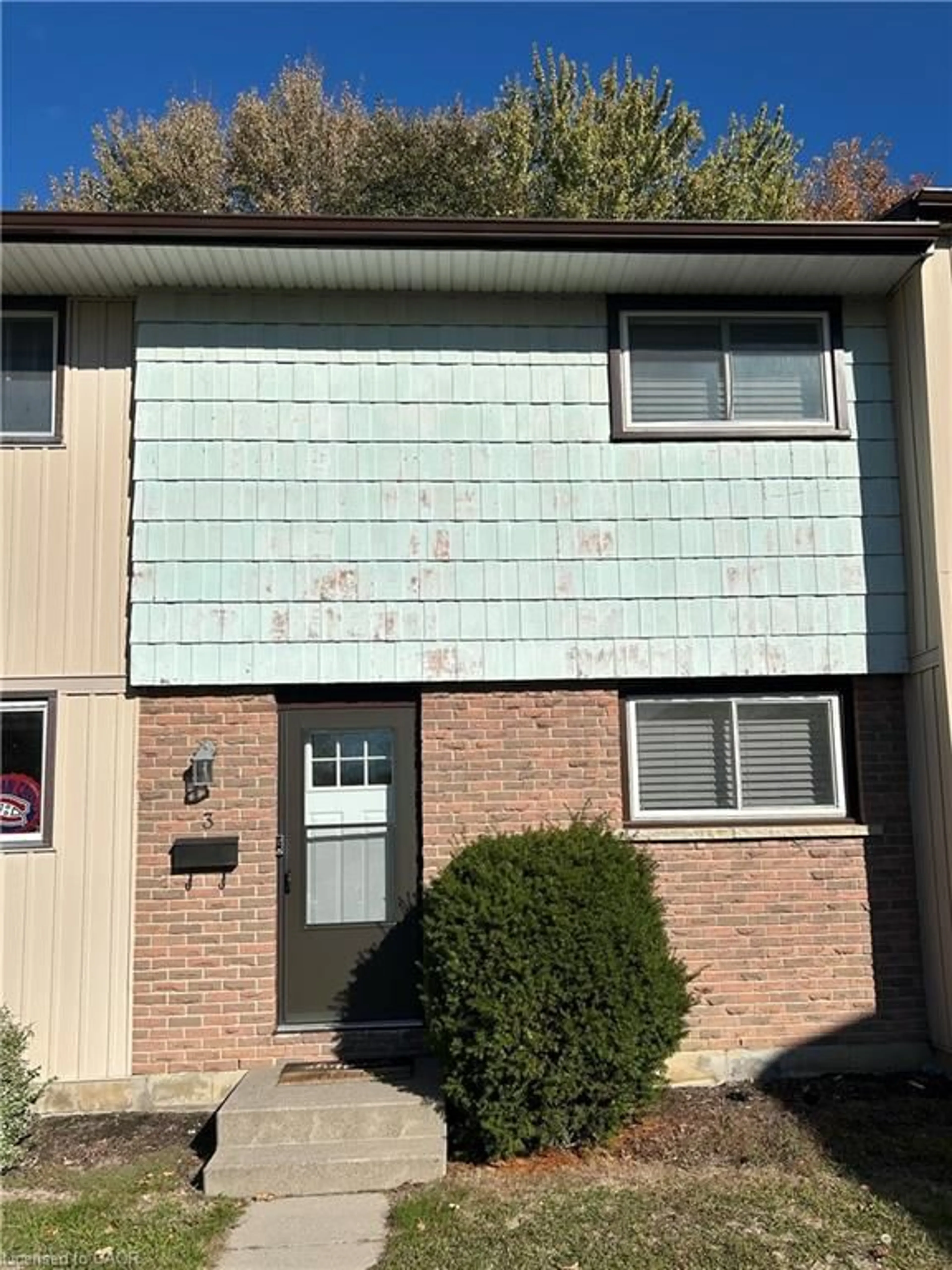 Home with vinyl exterior material, building for 3 Tiffany Pl #3, Trenton Ontario K8V 6A3