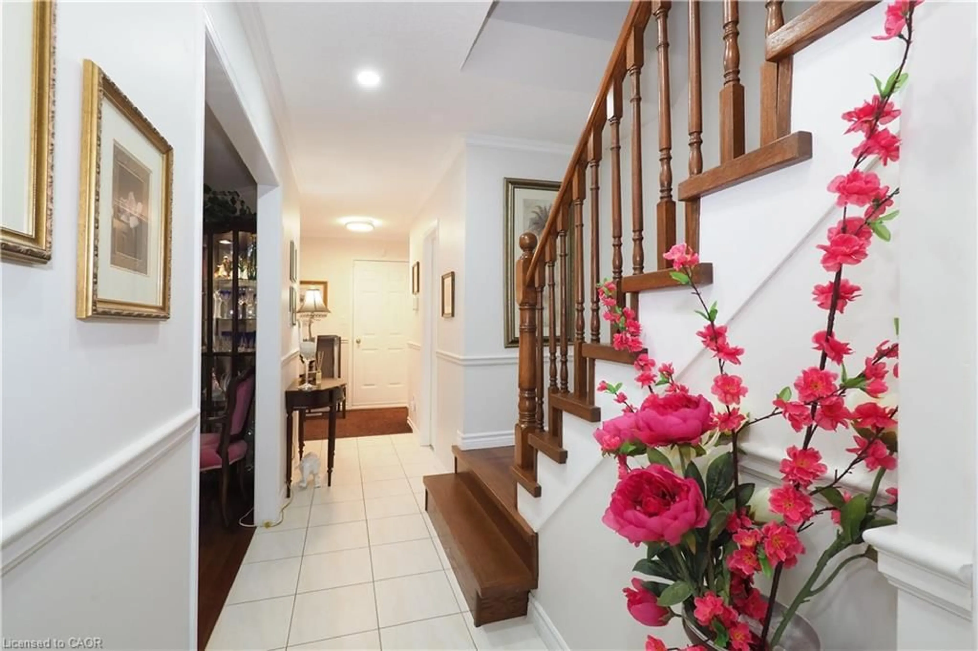 Indoor foyer for 89 Lynnhaven Crt, Kitchener Ontario N2M 5L8