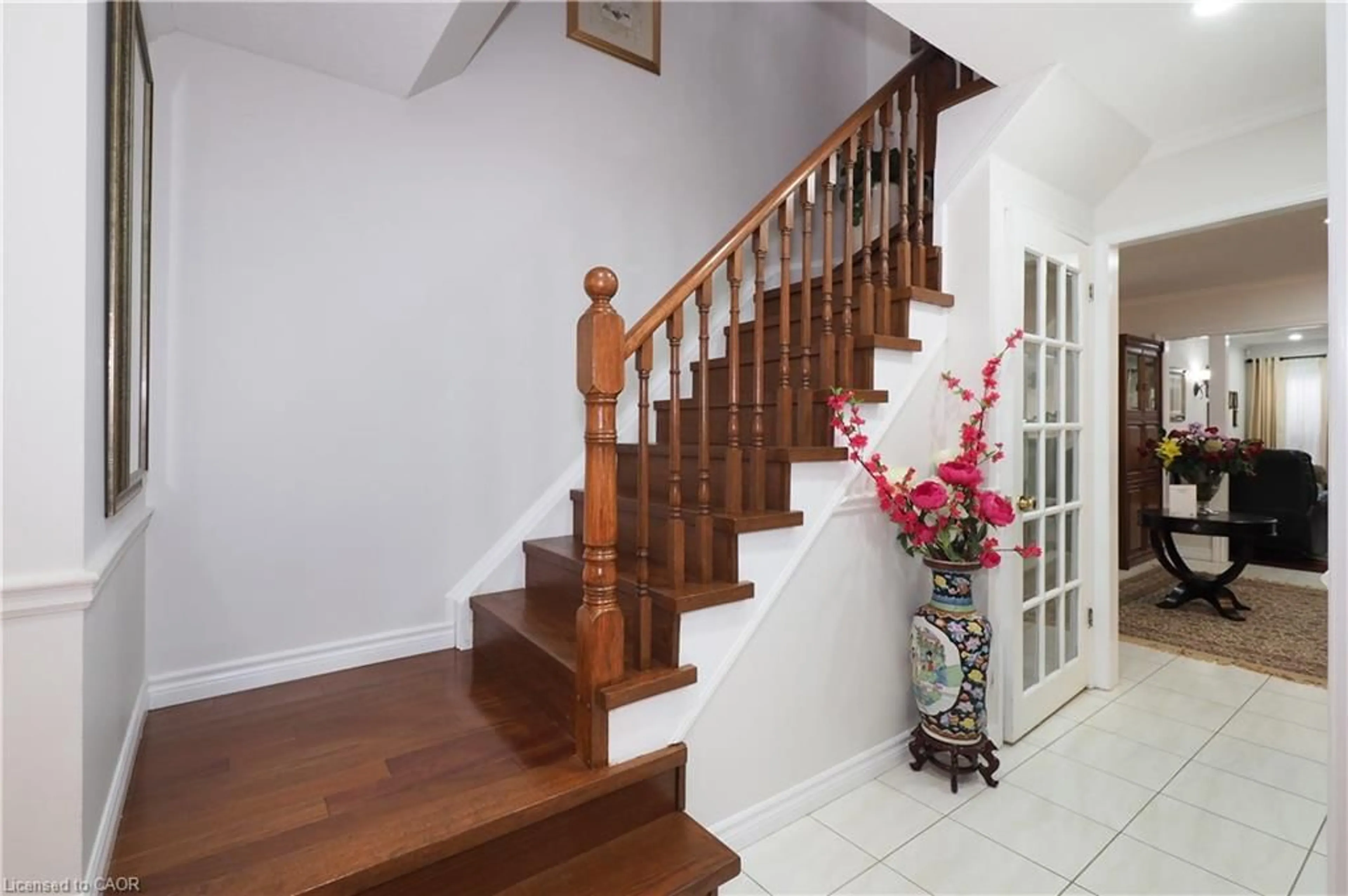 Indoor foyer for 89 Lynnhaven Crt, Kitchener Ontario N2M 5L8