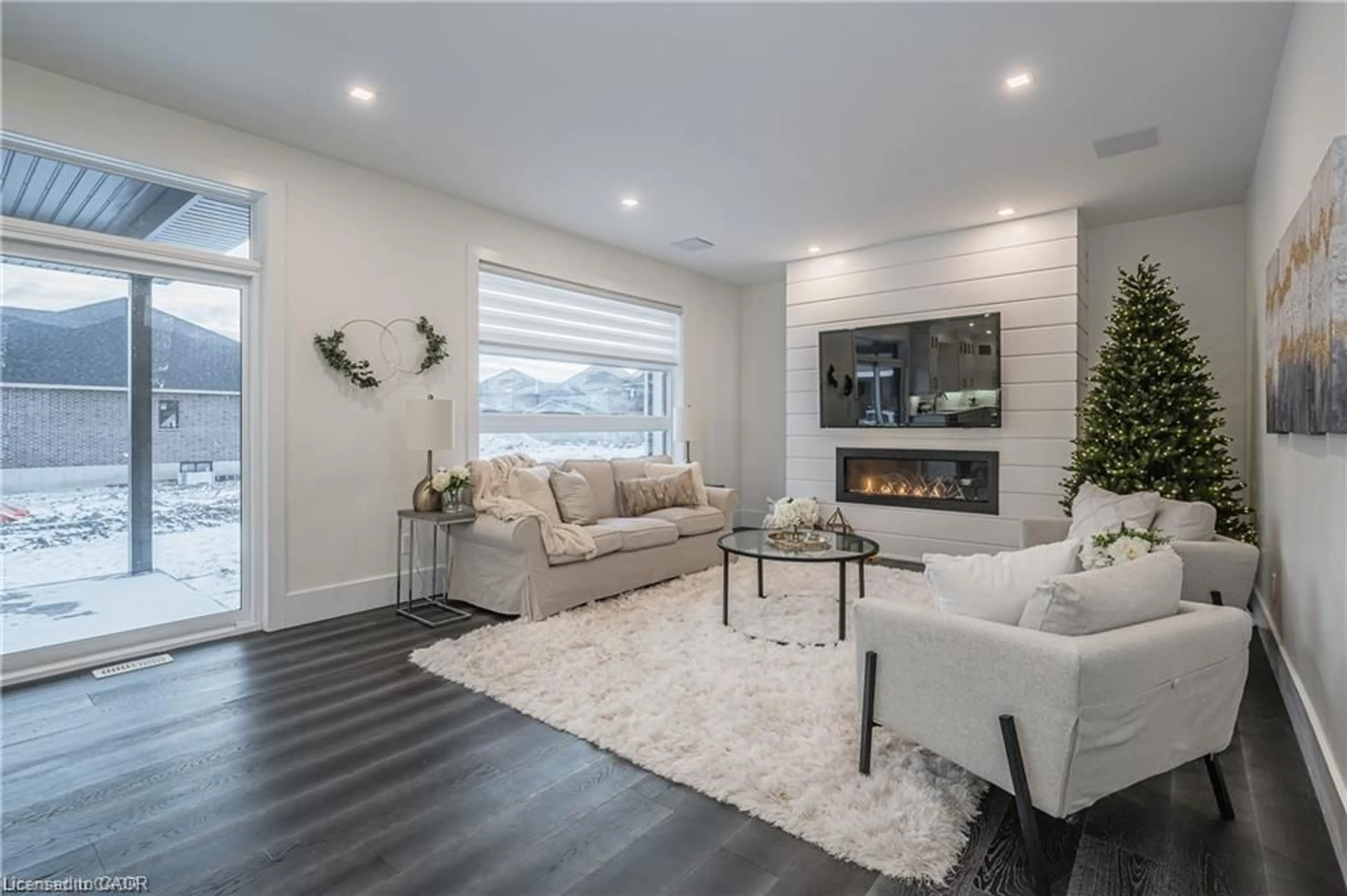 Living room with furniture, unknown for 39 Coulter St, Milverton Ontario N0K 1M0