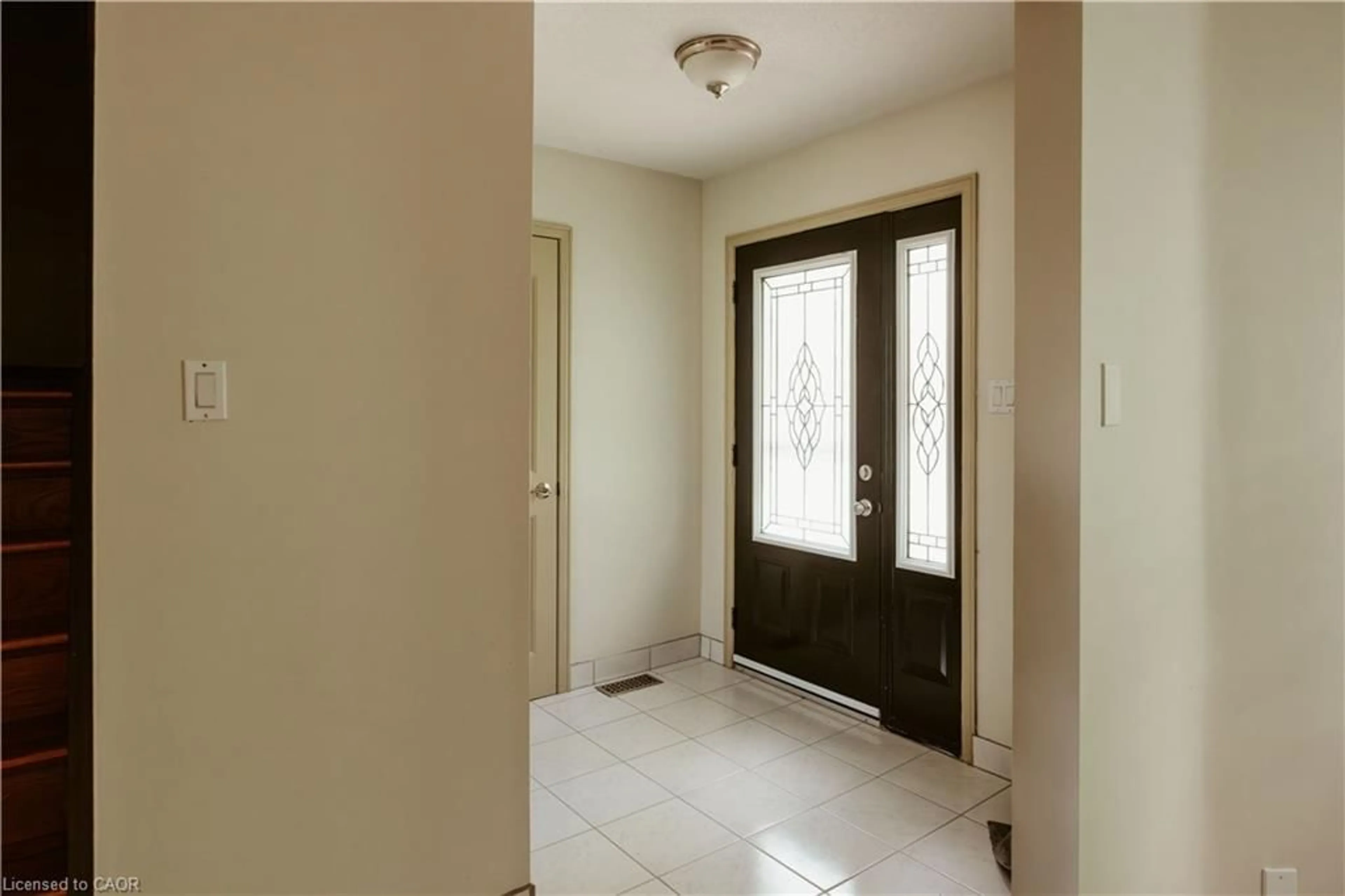 Indoor entryway for 642 Cedargrove Pl, Waterloo Ontario N2L 4Y9