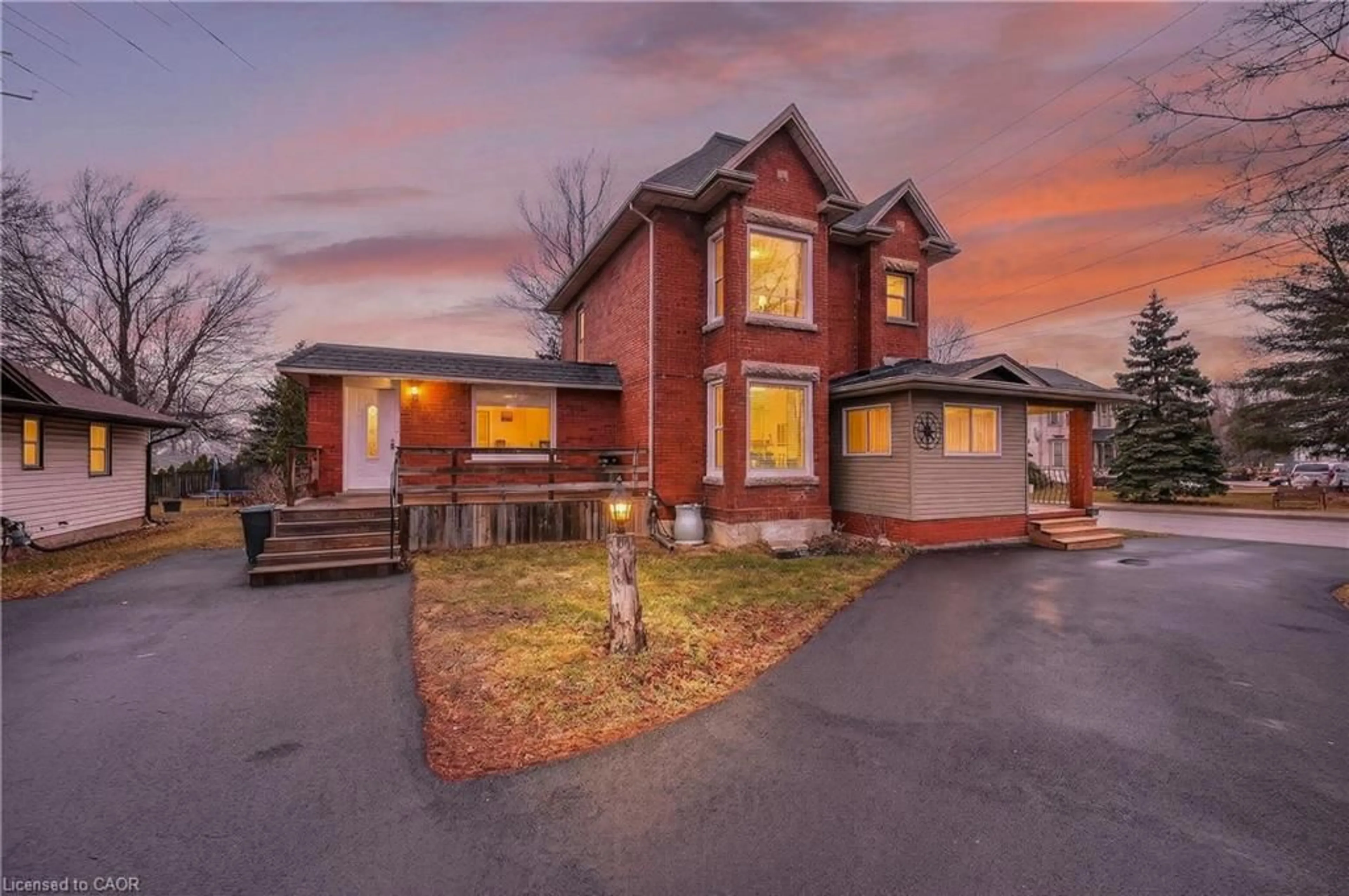 A pic from outside/outdoor area/front of a property/back of a property/a pic from drone, street for 287 Main St, Grimsby Ontario L3M 1P9