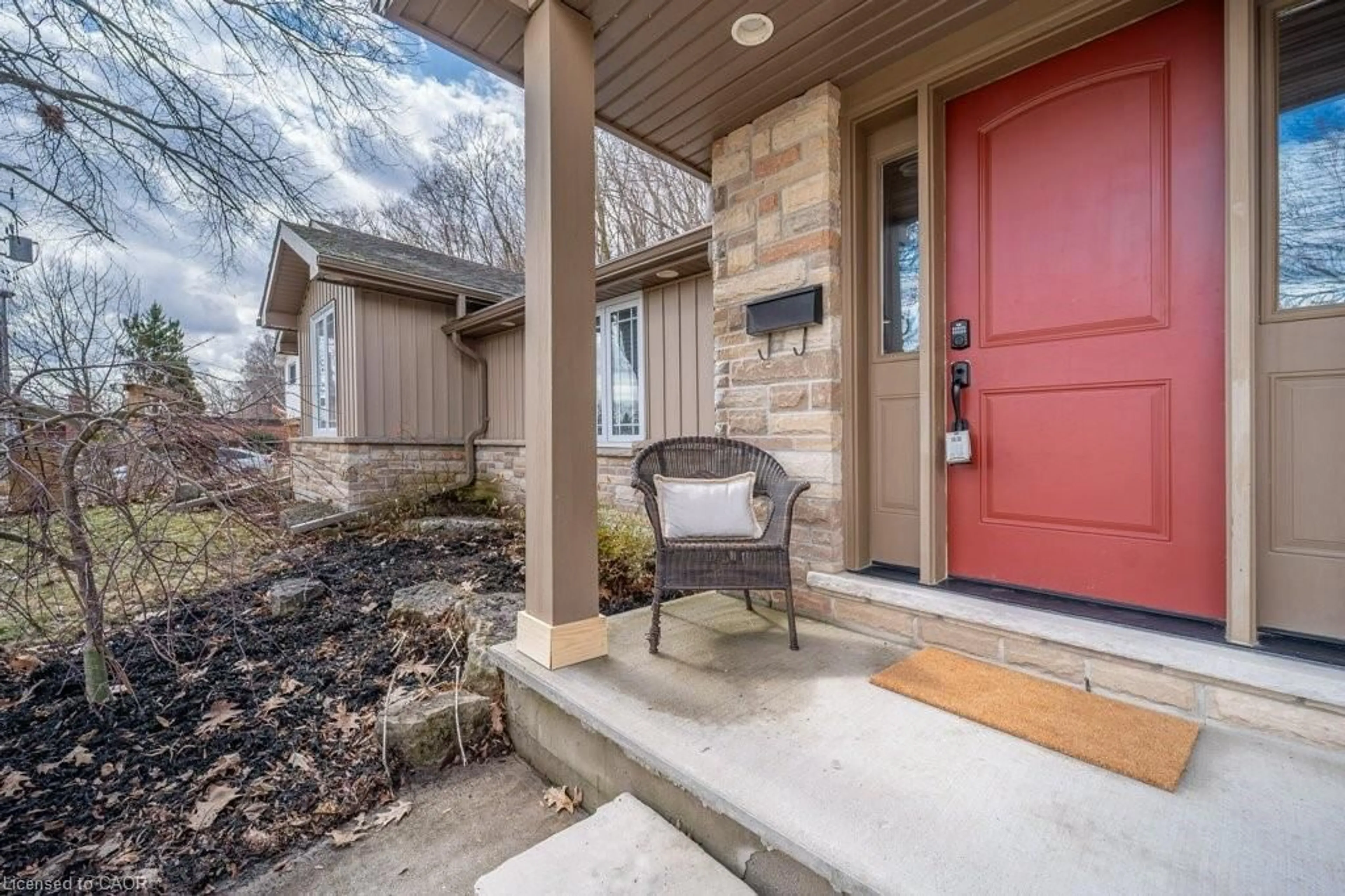 Indoor entryway for 170 Tait St, Cambridge Ontario N1S 3G3