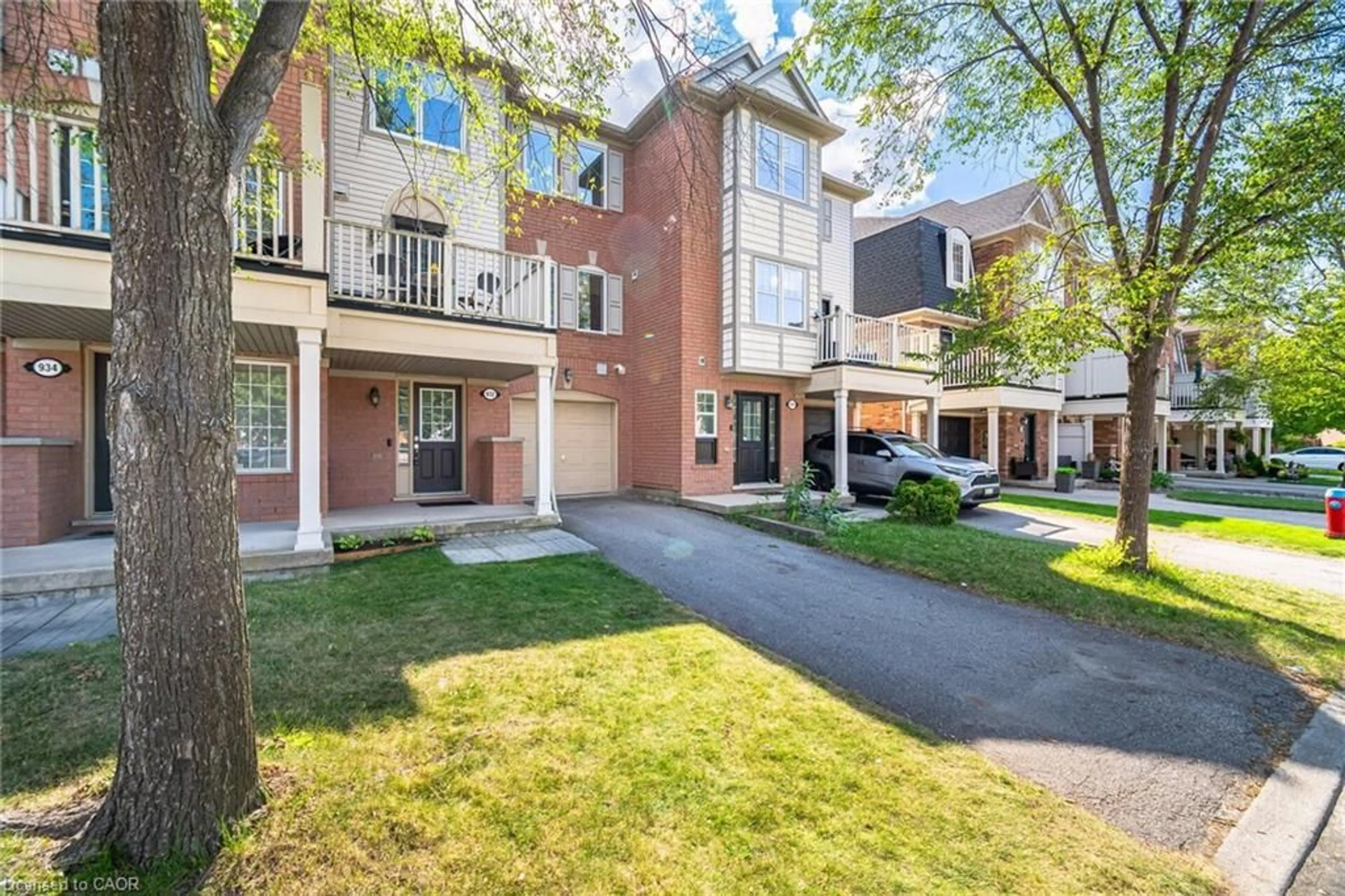 Patio, street for 932 Burgess Gdns, Milton Ontario L9T 0K8