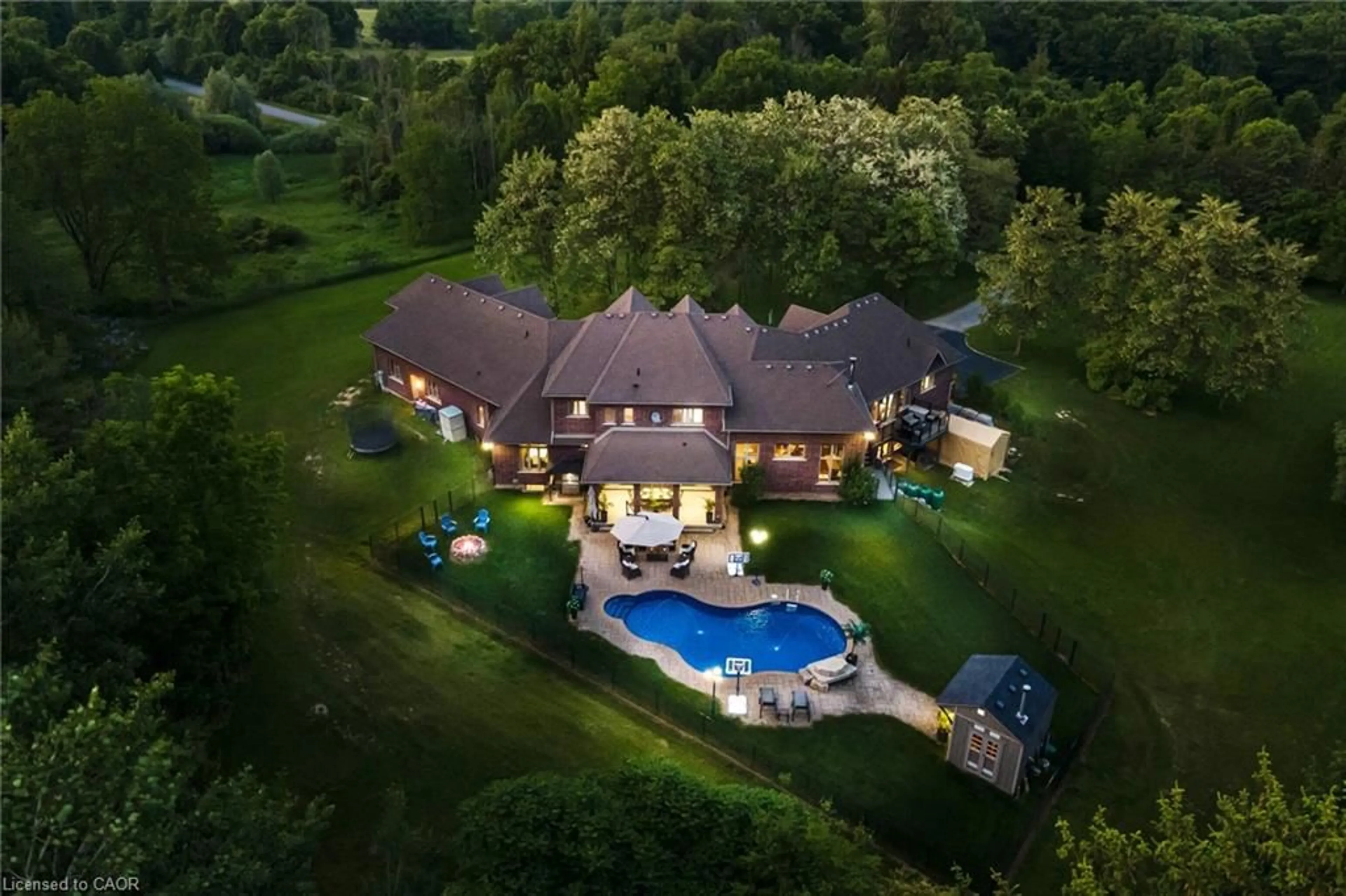 A pic from outside/outdoor area/front of a property/back of a property/a pic from drone, unknown for 814 Binkley Rd, Ancaster Ontario L9H 5E3