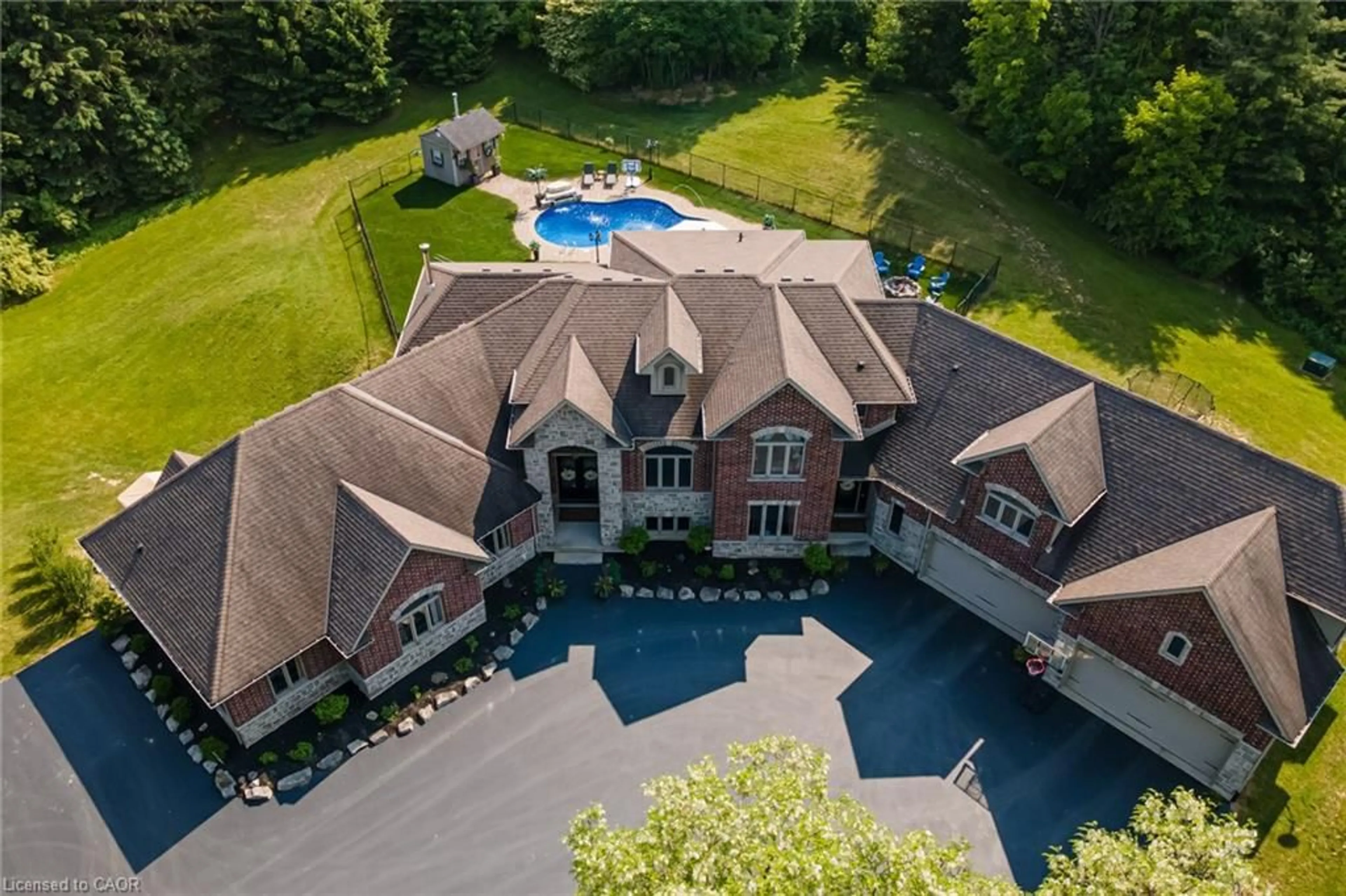 A pic from outside/outdoor area/front of a property/back of a property/a pic from drone, unknown for 814 Binkley Rd, Ancaster Ontario L9H 5E3