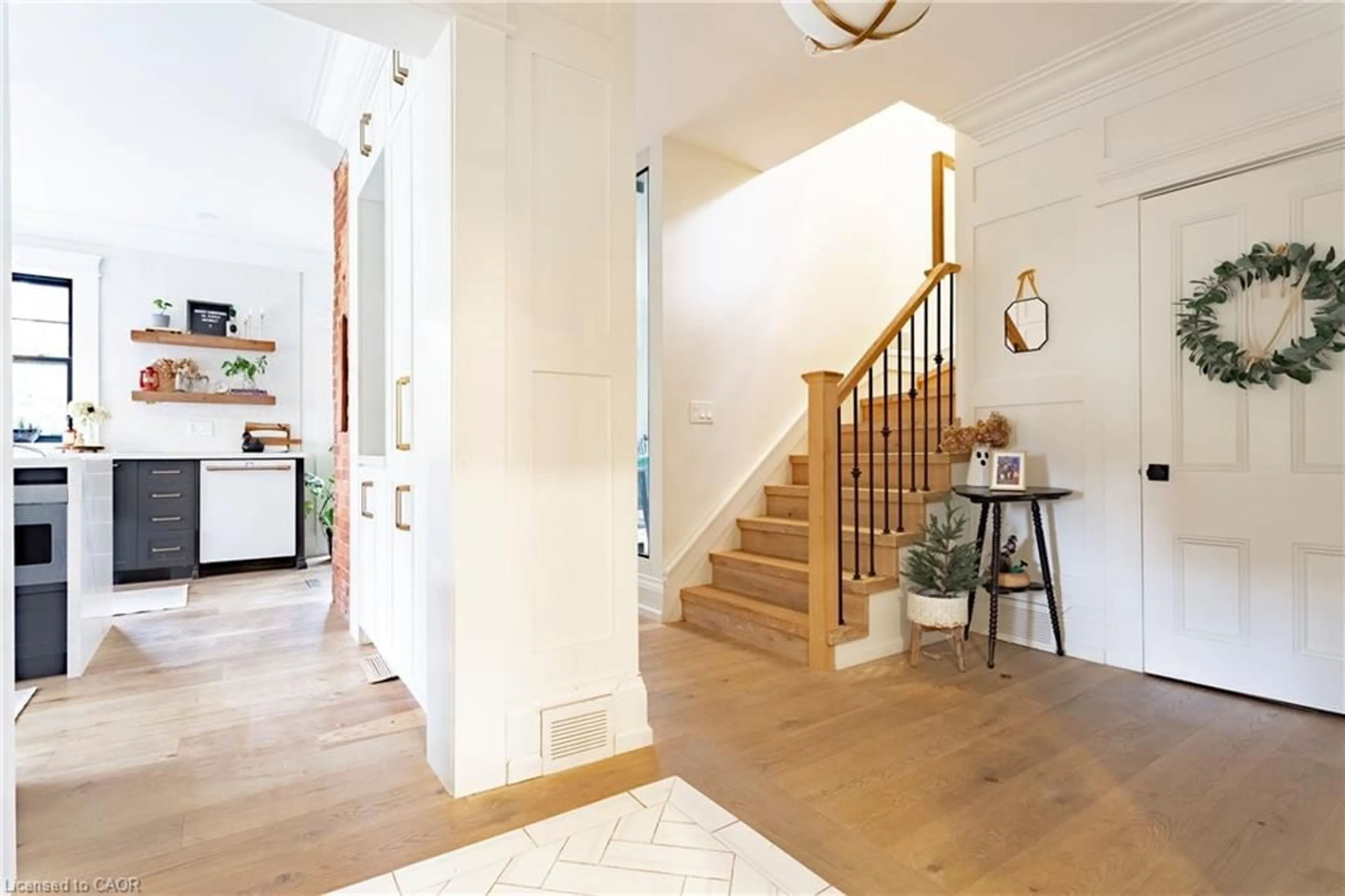 Indoor entryway for 1406 Ontario St, Burlington Ontario L7S 1G4