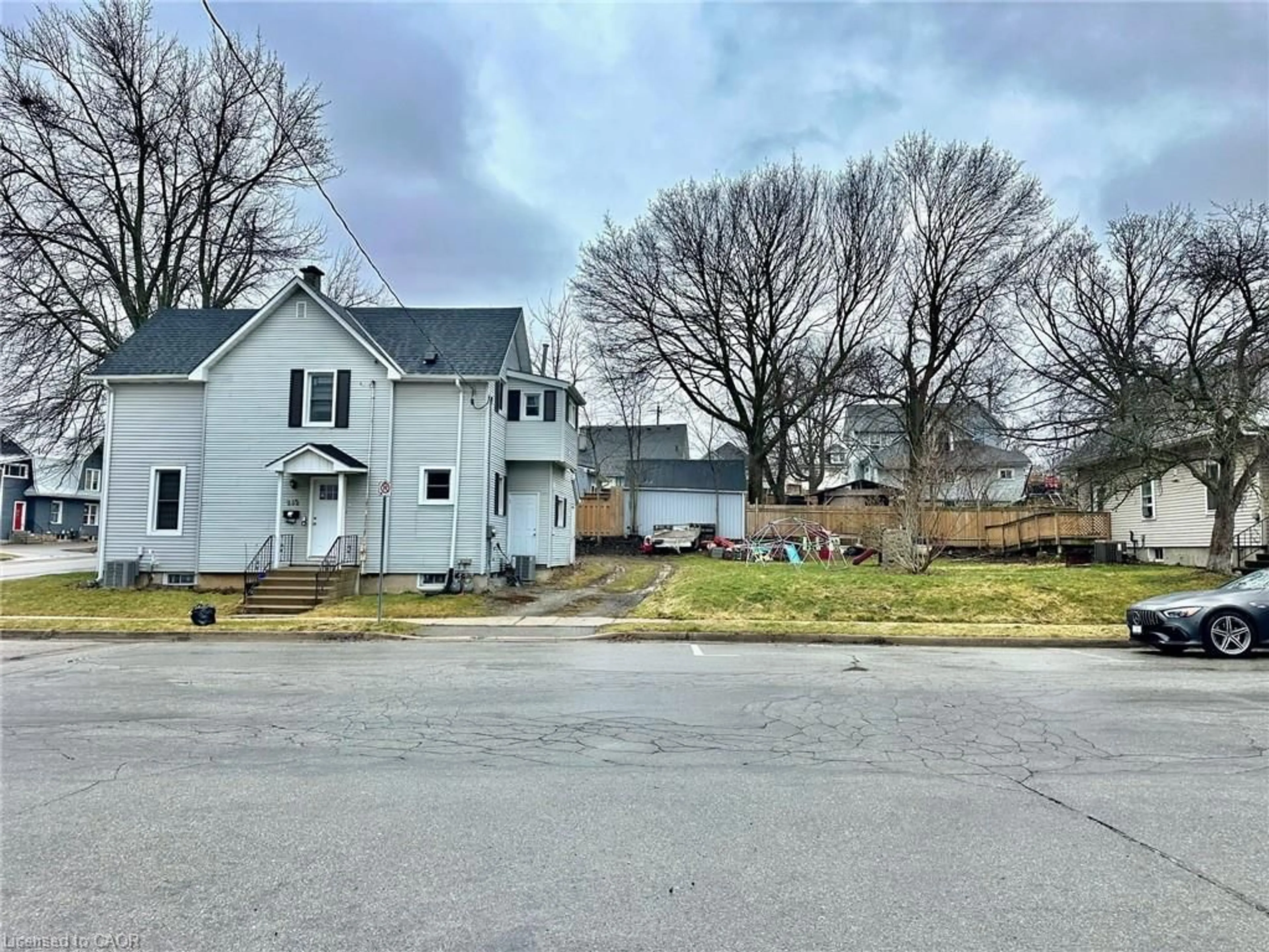 A pic from outside/outdoor area/front of a property/back of a property/a pic from drone, street for 252 Robinson St, Simcoe Ontario N3Y 1X5
