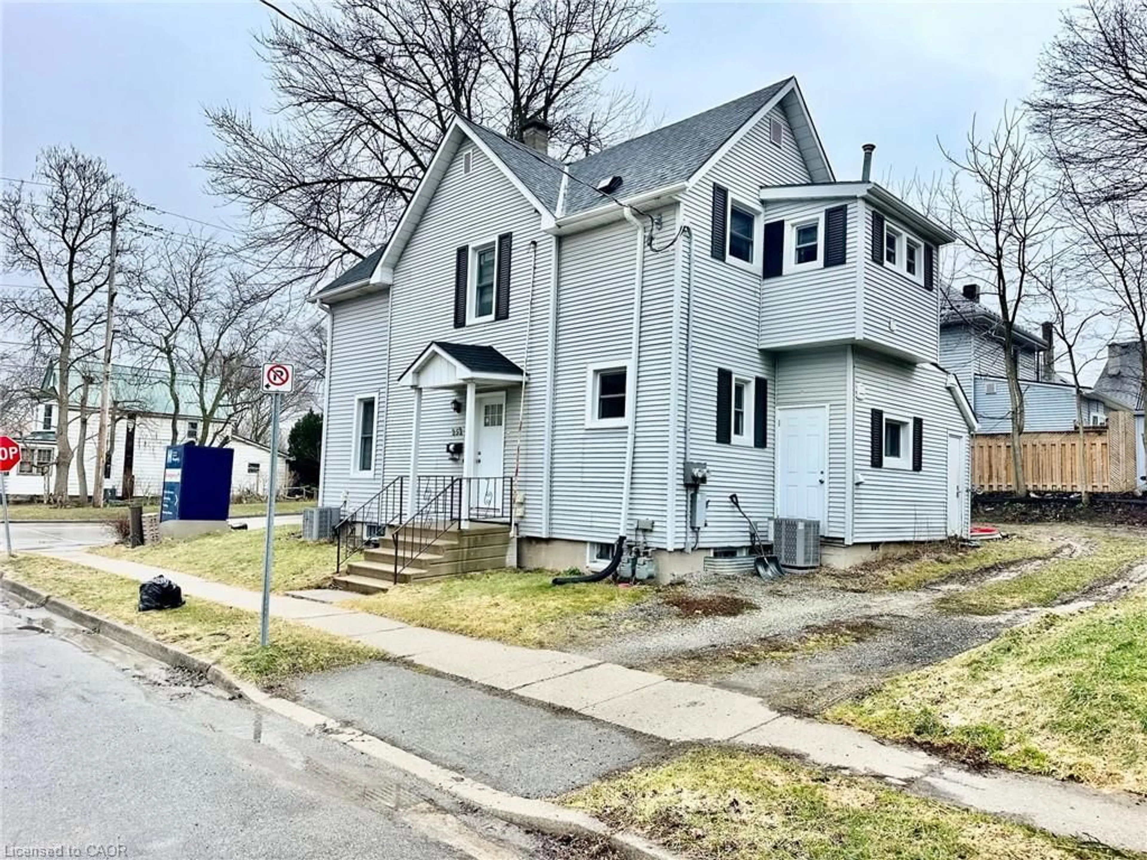A pic from outside/outdoor area/front of a property/back of a property/a pic from drone, street for 252 Robinson St, Simcoe Ontario N3Y 1X5