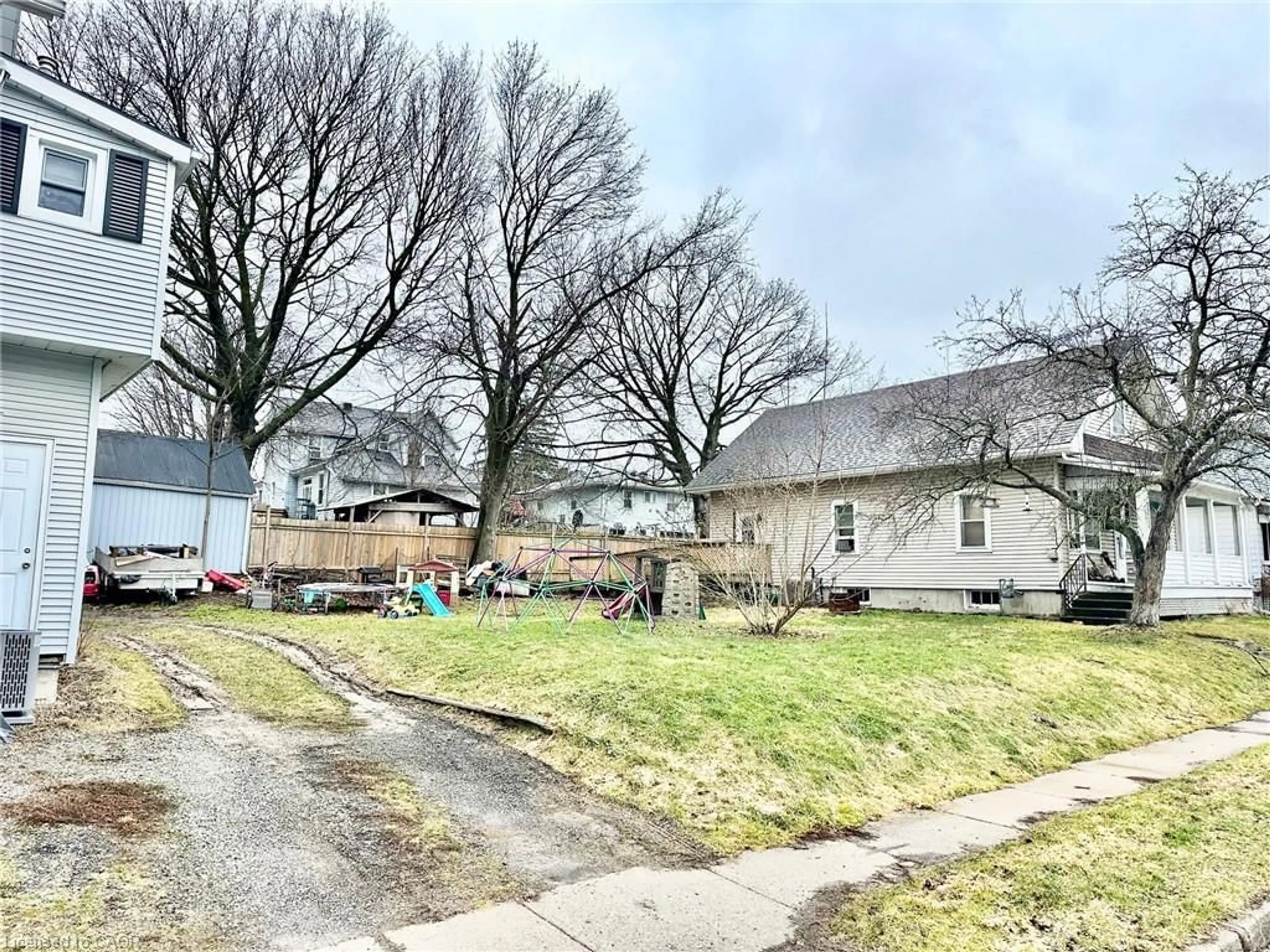 A pic from outside/outdoor area/front of a property/back of a property/a pic from drone, street for 252 Robinson St, Simcoe Ontario N3Y 1X5