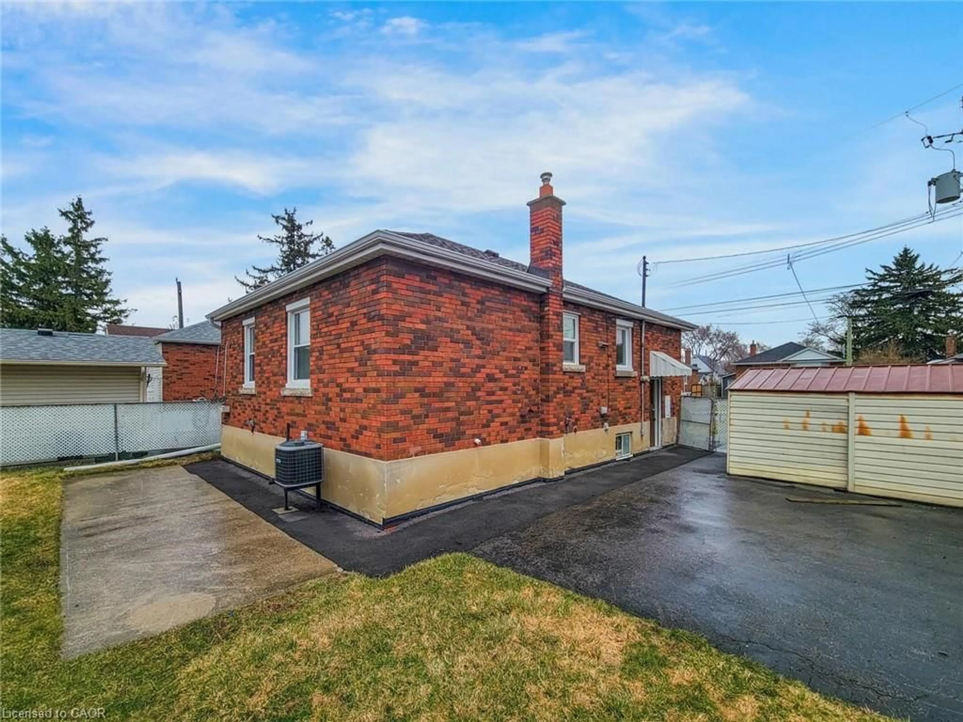 Home with brick exterior material, street for 208 East 32nd St, Hamilton Ontario L8V 3S4