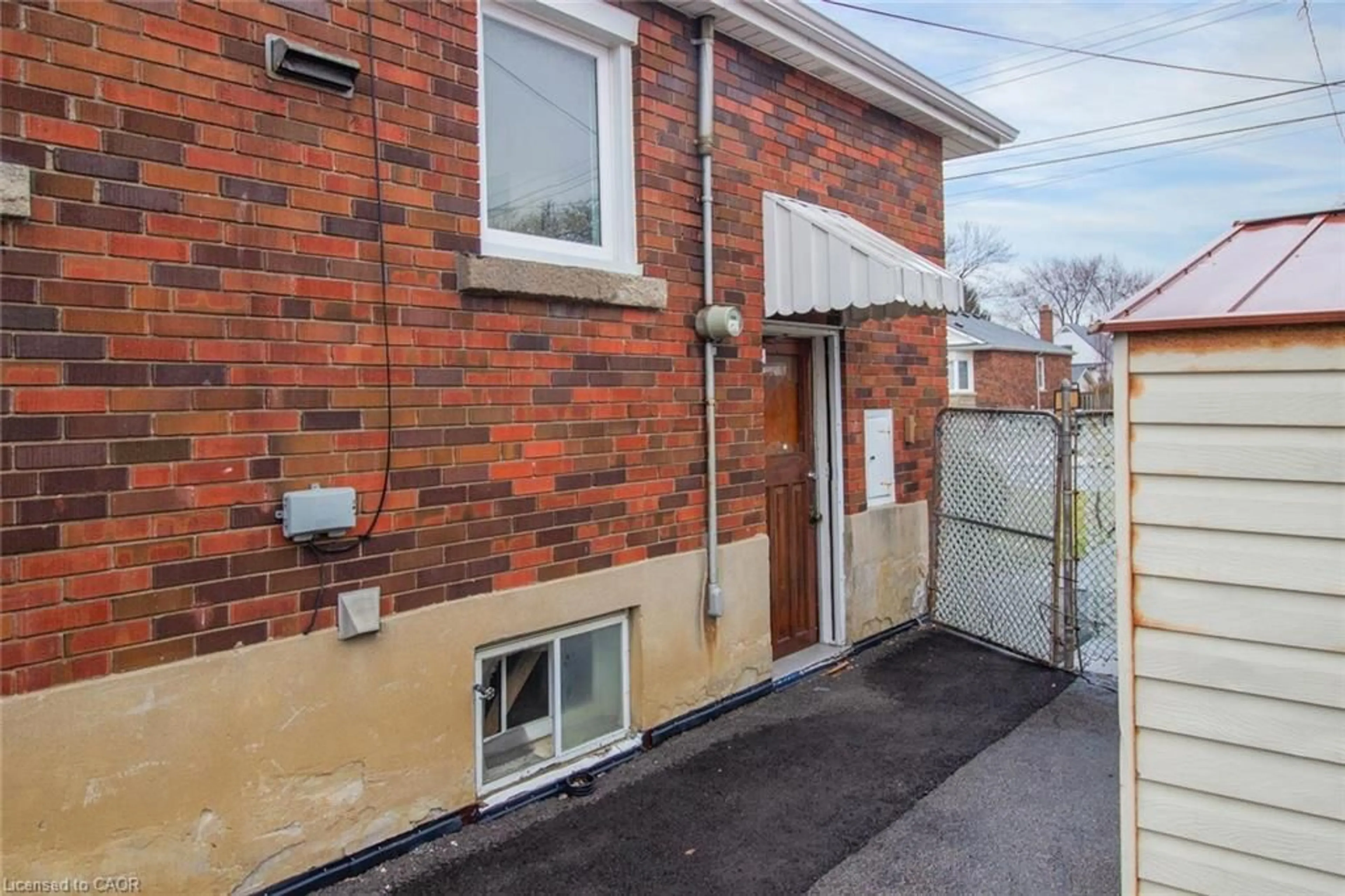 A pic from outside/outdoor area/front of a property/back of a property/a pic from drone, street for 208 East 32nd St, Hamilton Ontario L8V 3S4