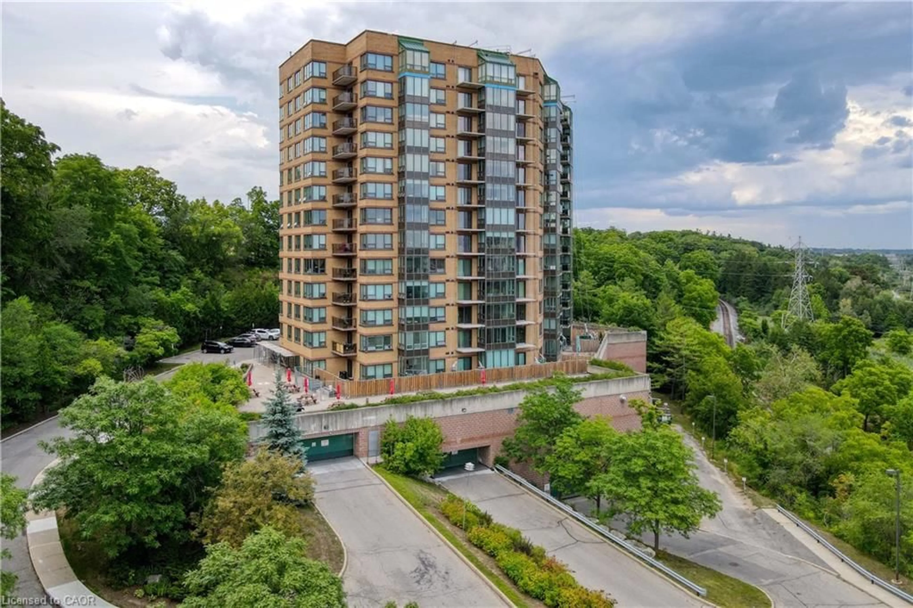 A pic from outside/outdoor area/front of a property/back of a property/a pic from drone, building for 237 King St #905, Cambridge Ontario N3H 5L2