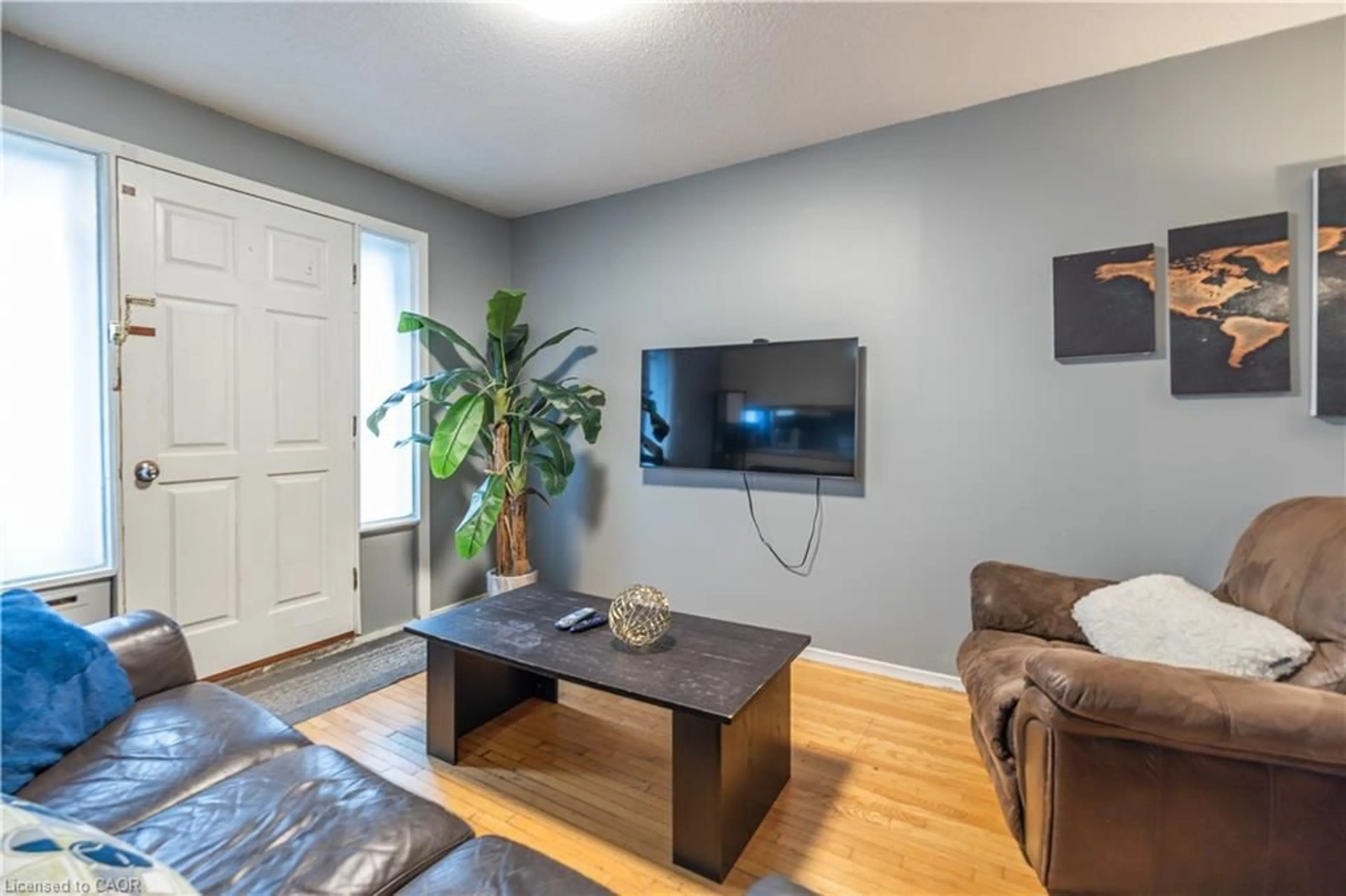 Living room with furniture, wood/laminate floor for 60 Austin Dr, Waterloo Ontario N2L 3Y4