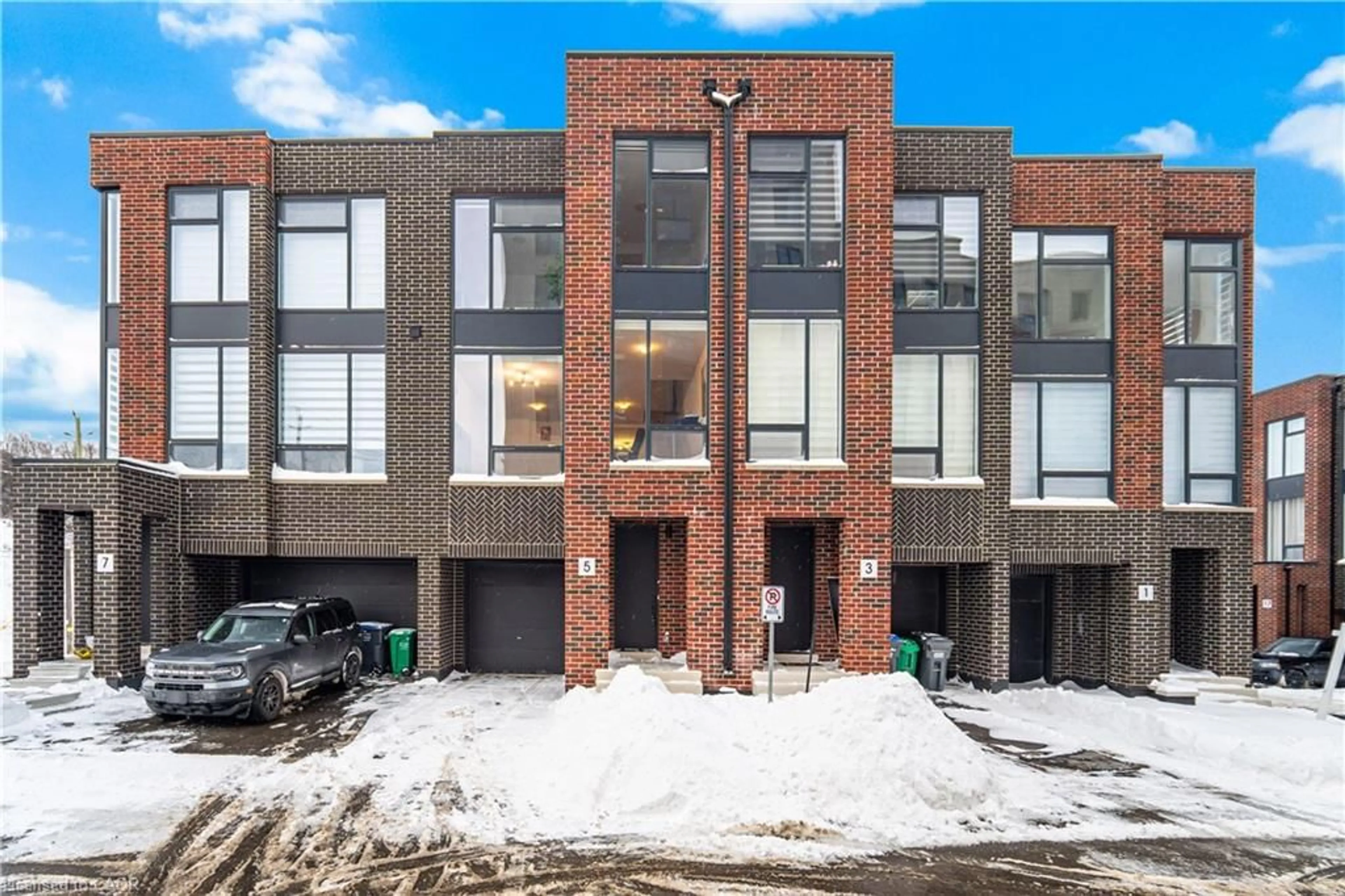 Home with brick exterior material, building for 5 Taylor Crt, Peel Ontario L7E 2R7