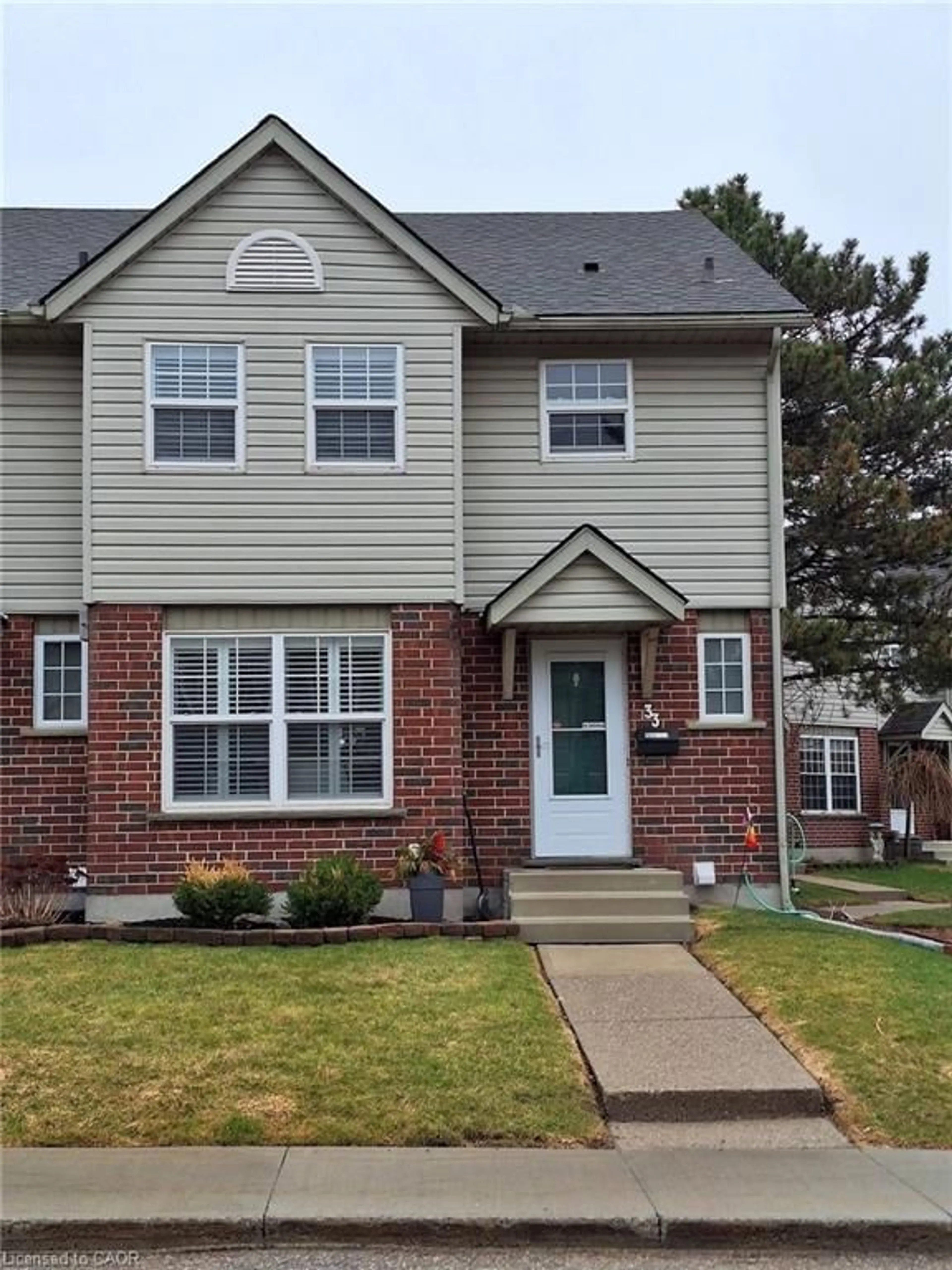 Home with brick exterior material, street for 26 Poplar Dr #33, Cambridge Ontario N3C 4A4