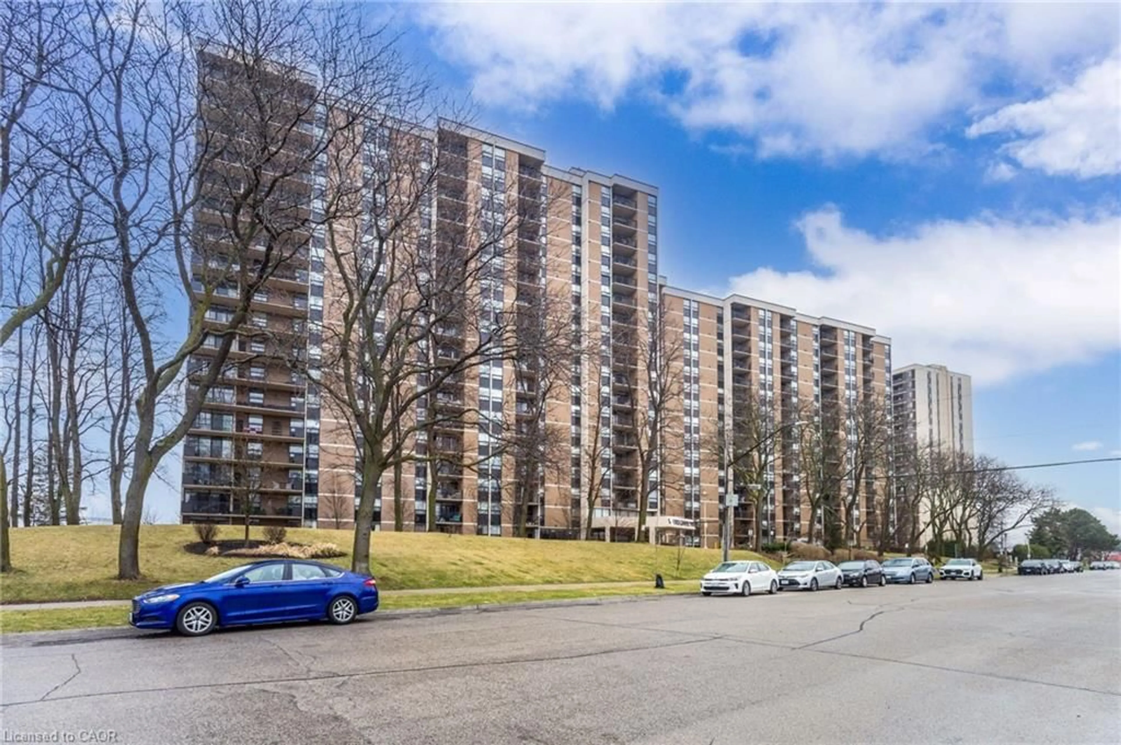 A pic from outside/outdoor area/front of a property/back of a property/a pic from drone, street for 500 Green Rd #1701, Stoney Creek Ontario L8E 3M5