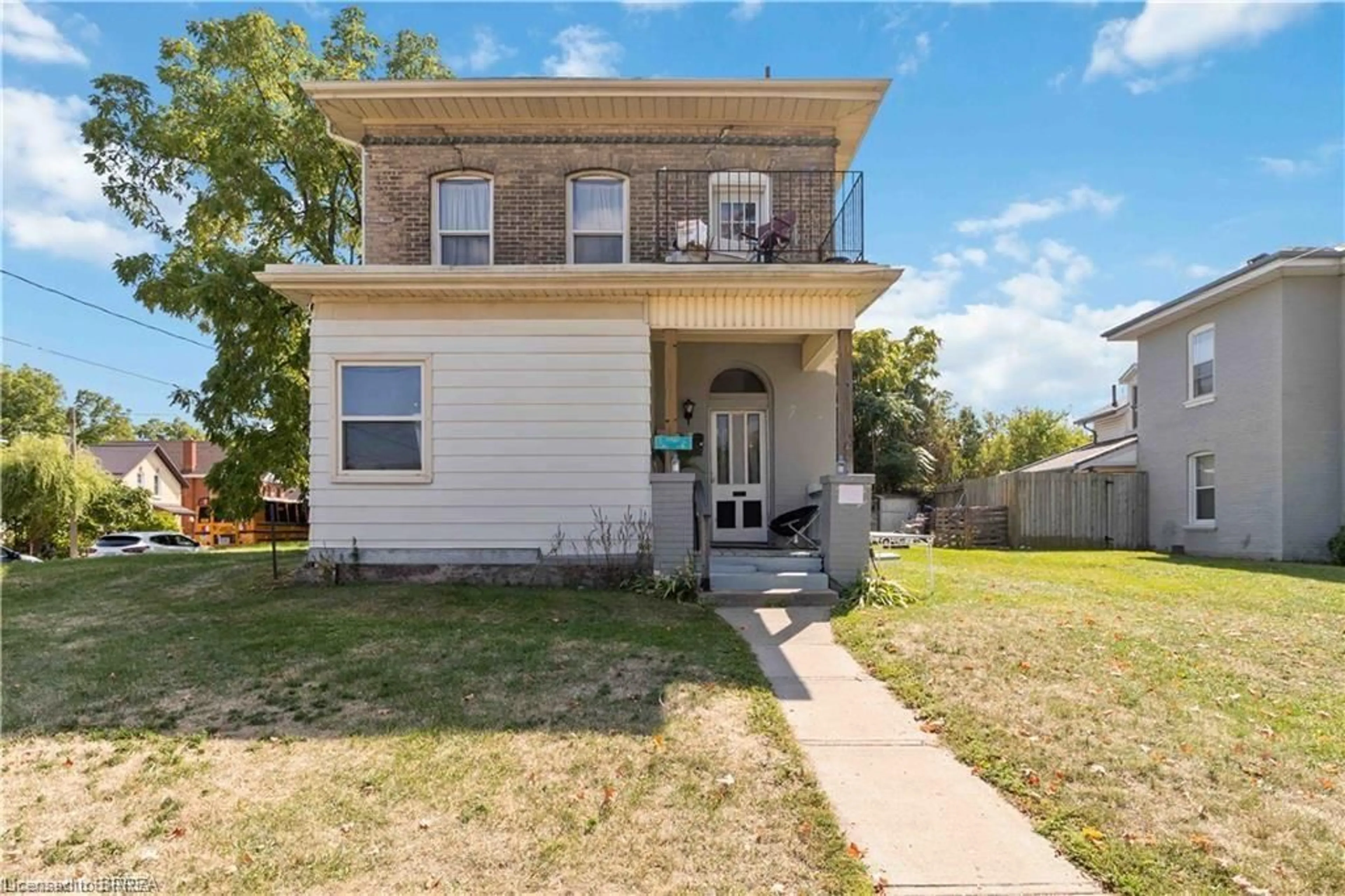 Home with vinyl exterior material, street for 22 Park Ave, Brantford Ontario N3S 5H3