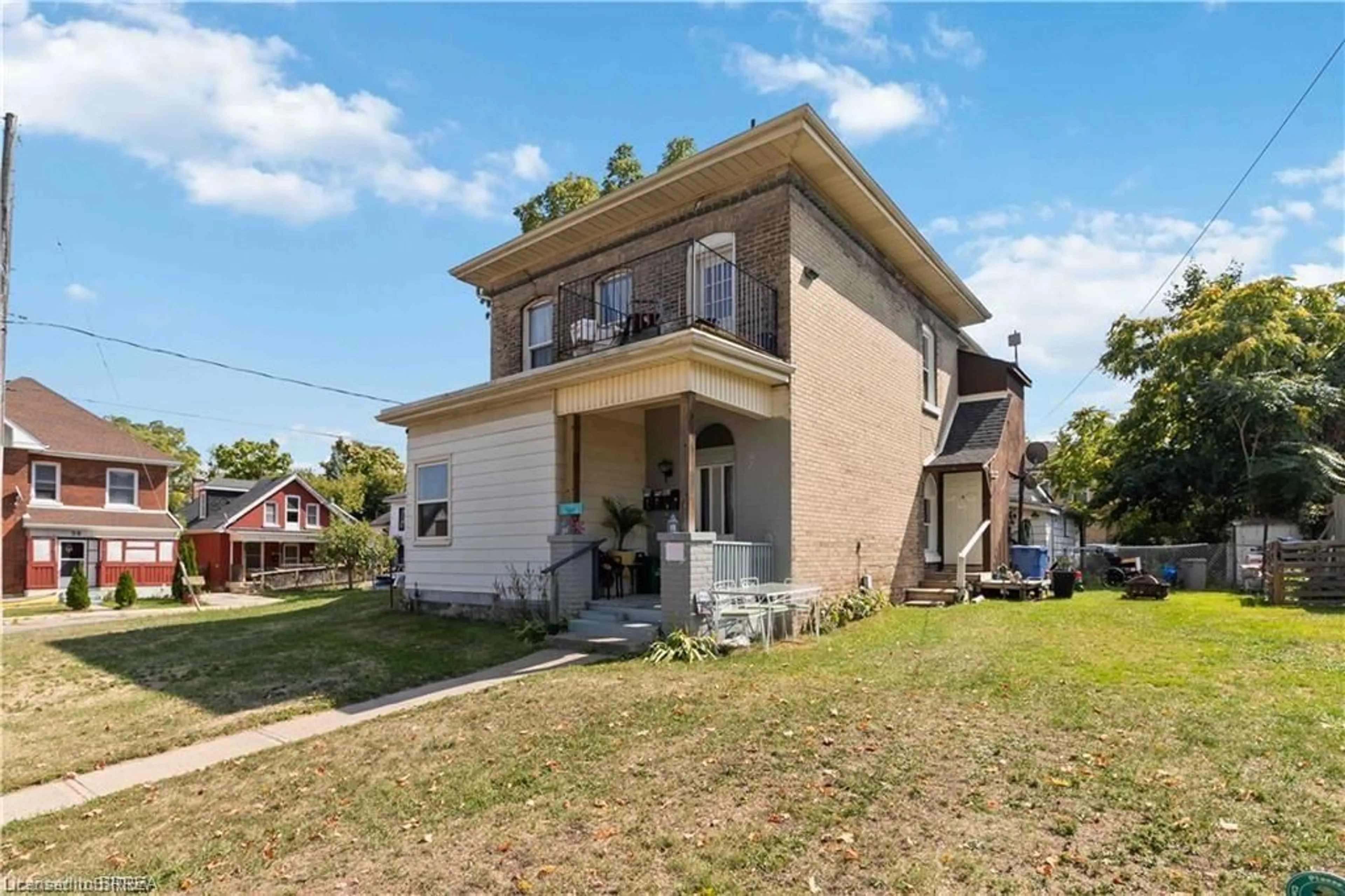 A pic from outside/outdoor area/front of a property/back of a property/a pic from drone, street for 22 Park Ave, Brantford Ontario N3S 5H3
