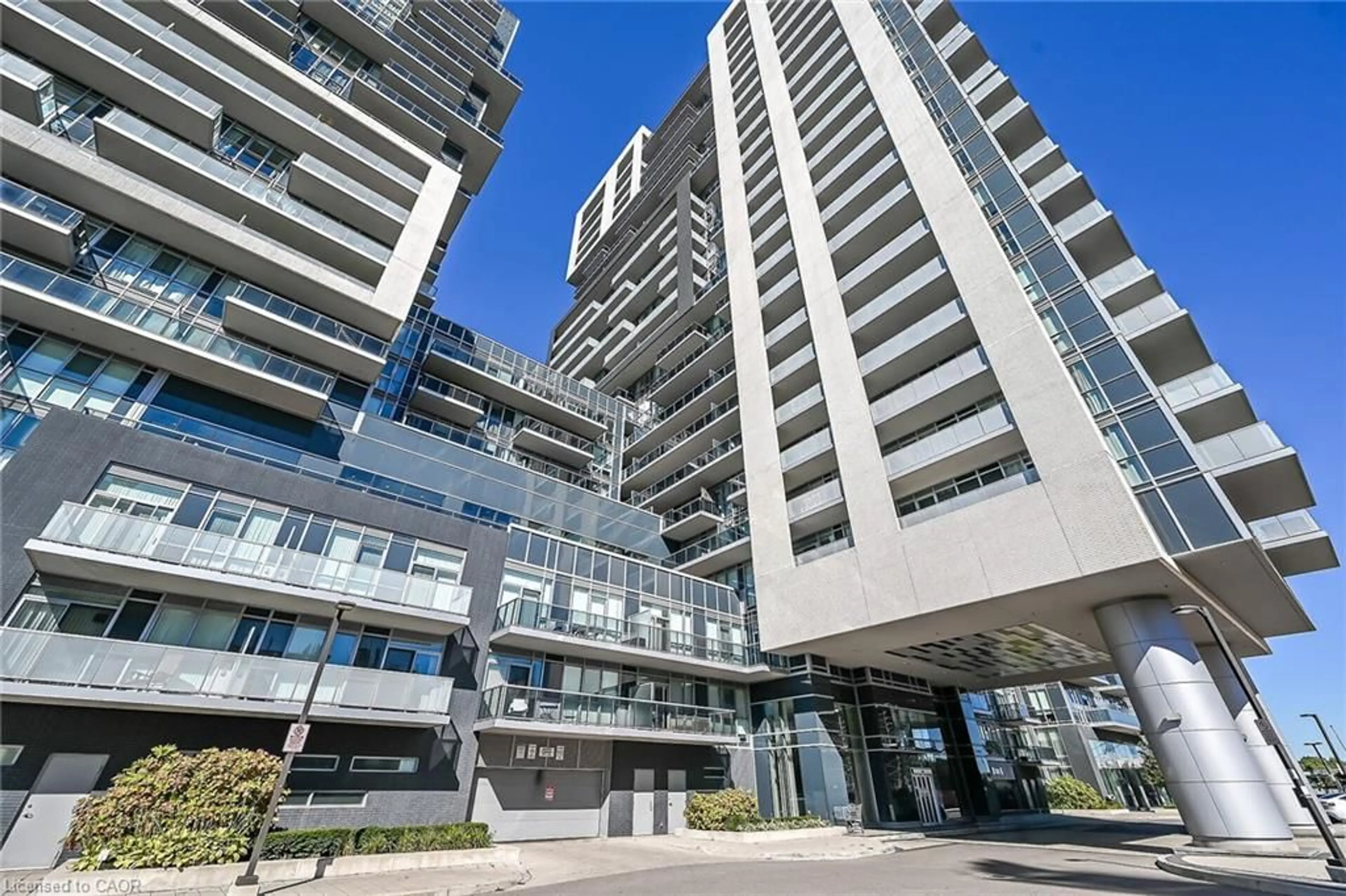 Indoor foyer for 2081 Fairview St #1402, Burlington Ontario L7R 2C8