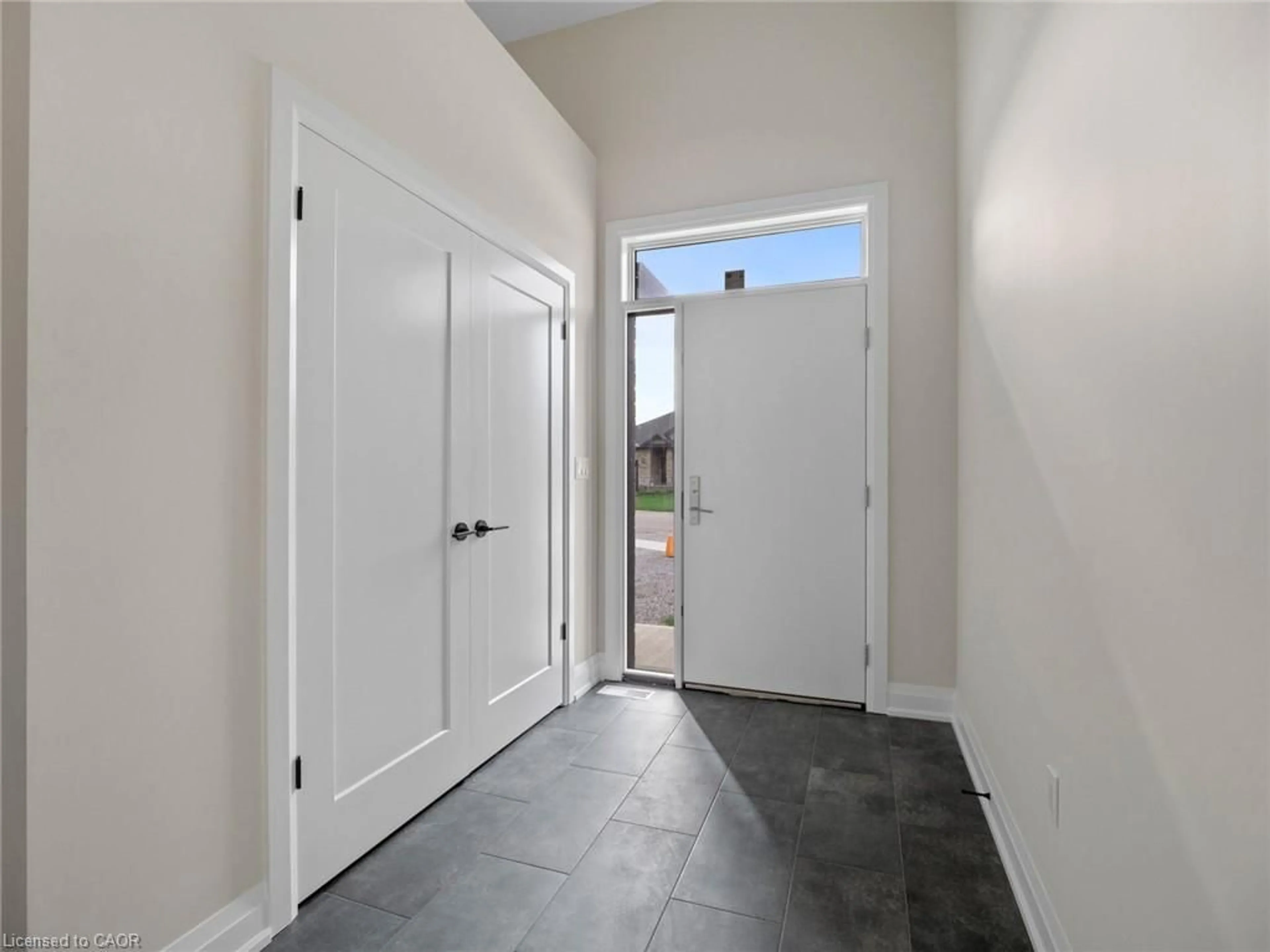 Indoor entryway for 118 Willowbrook Dr, Welland Ontario L3C 0G2