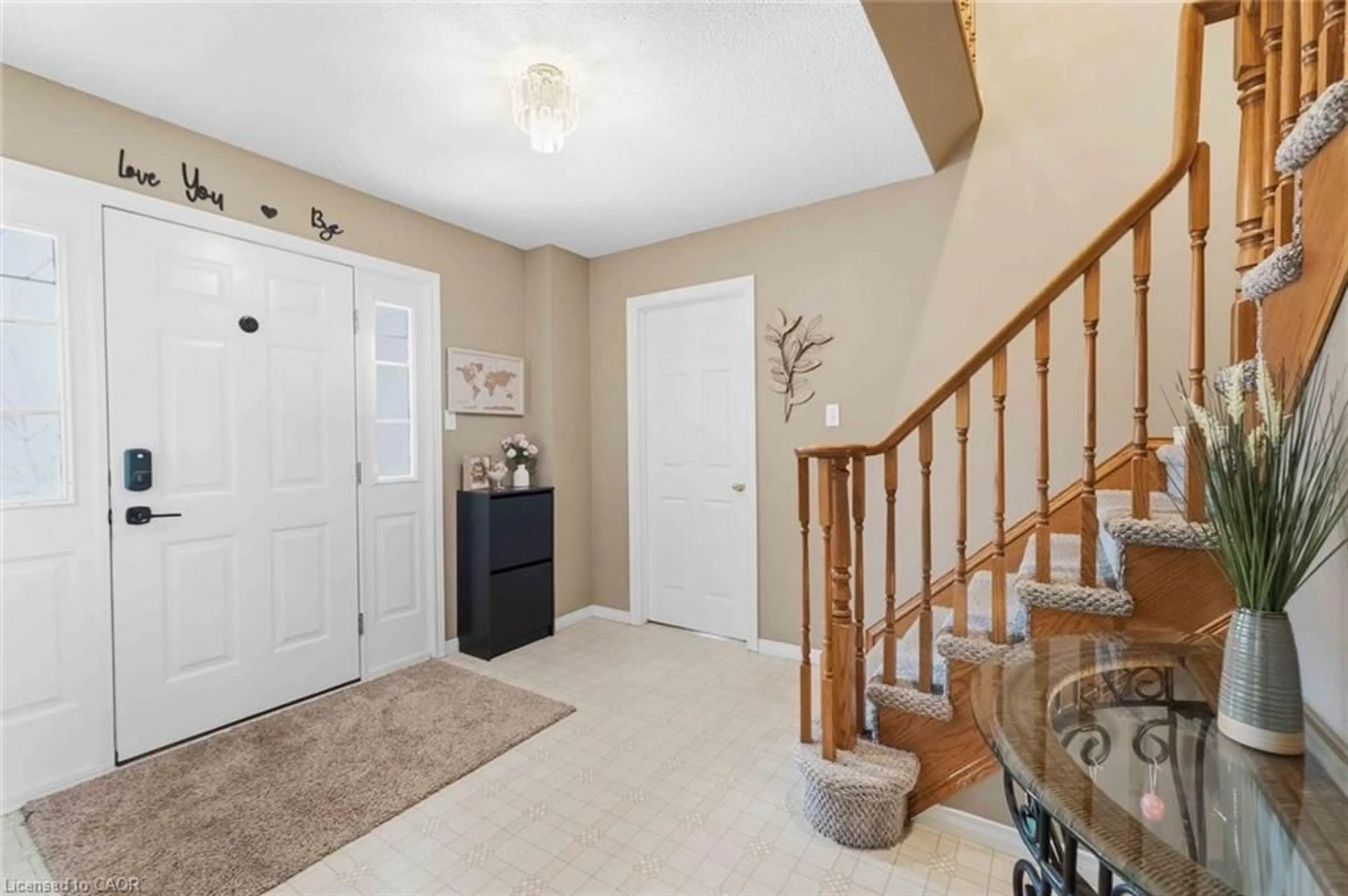 Indoor entryway for 52 Tartan Dr, Caledonia Ontario N3W 2N3