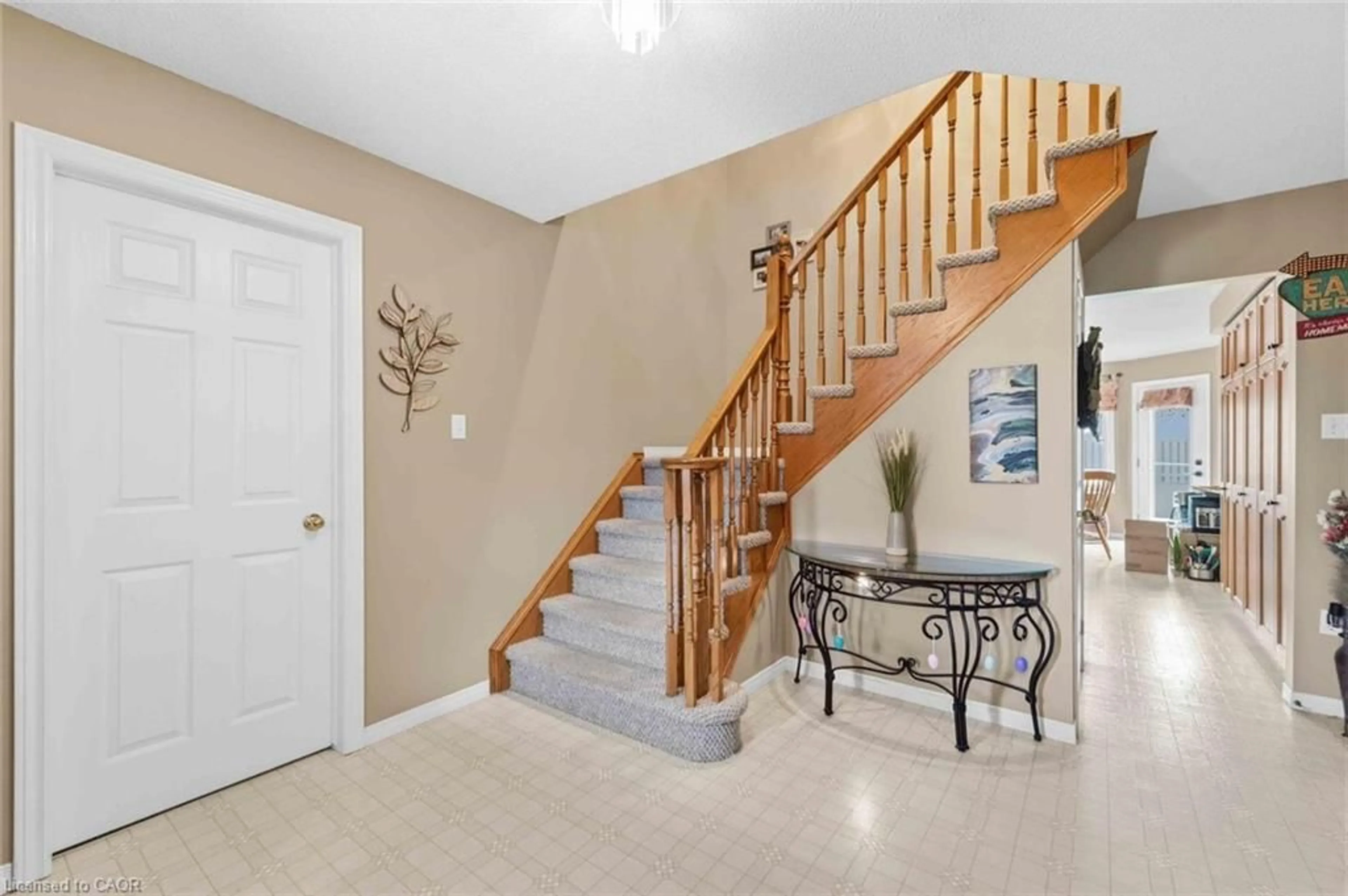 Indoor entryway for 52 Tartan Dr, Caledonia Ontario N3W 2N3