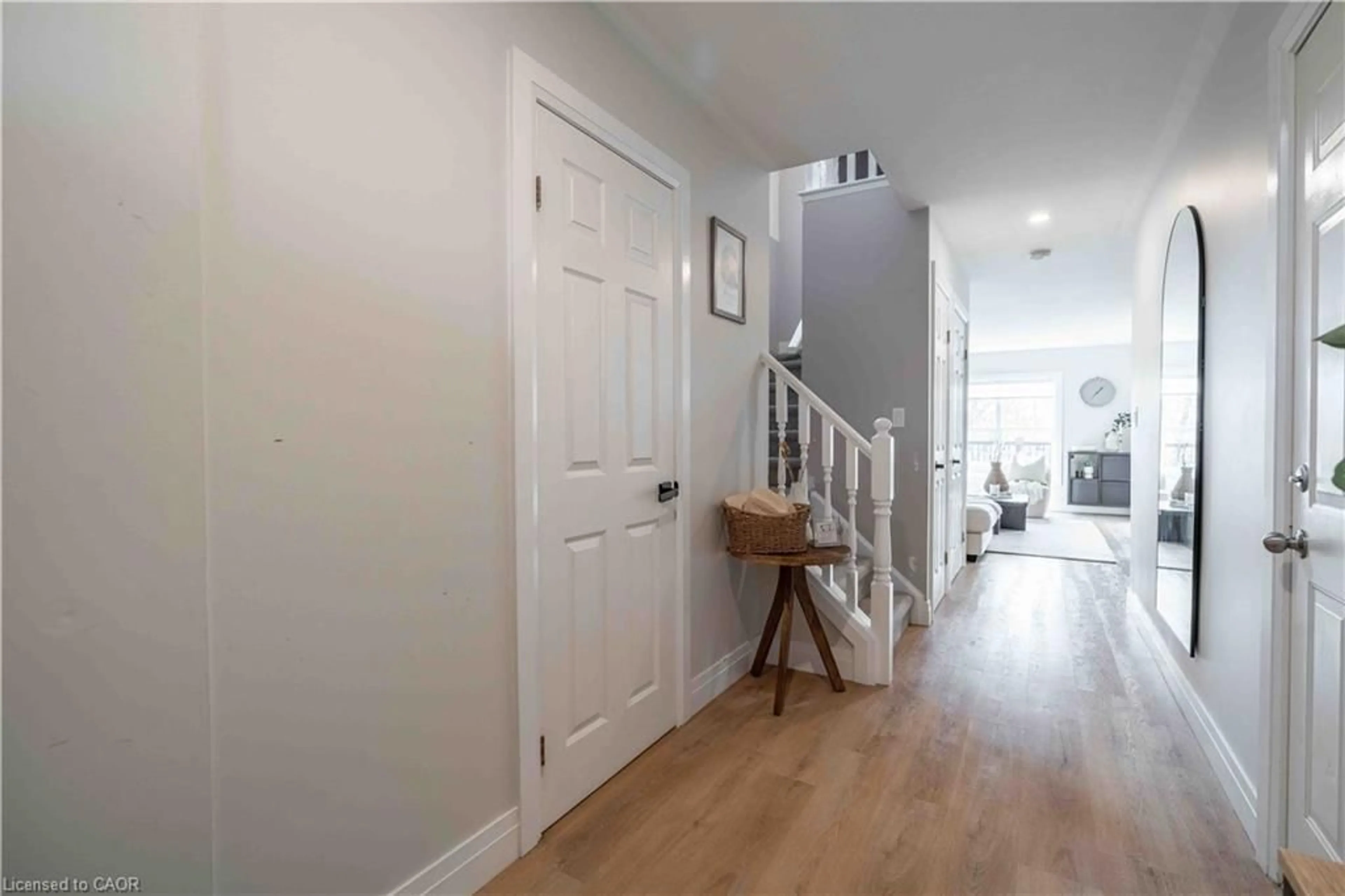 Indoor entryway for 8 Swayze Crt, Smithville Ontario L0R 2A0