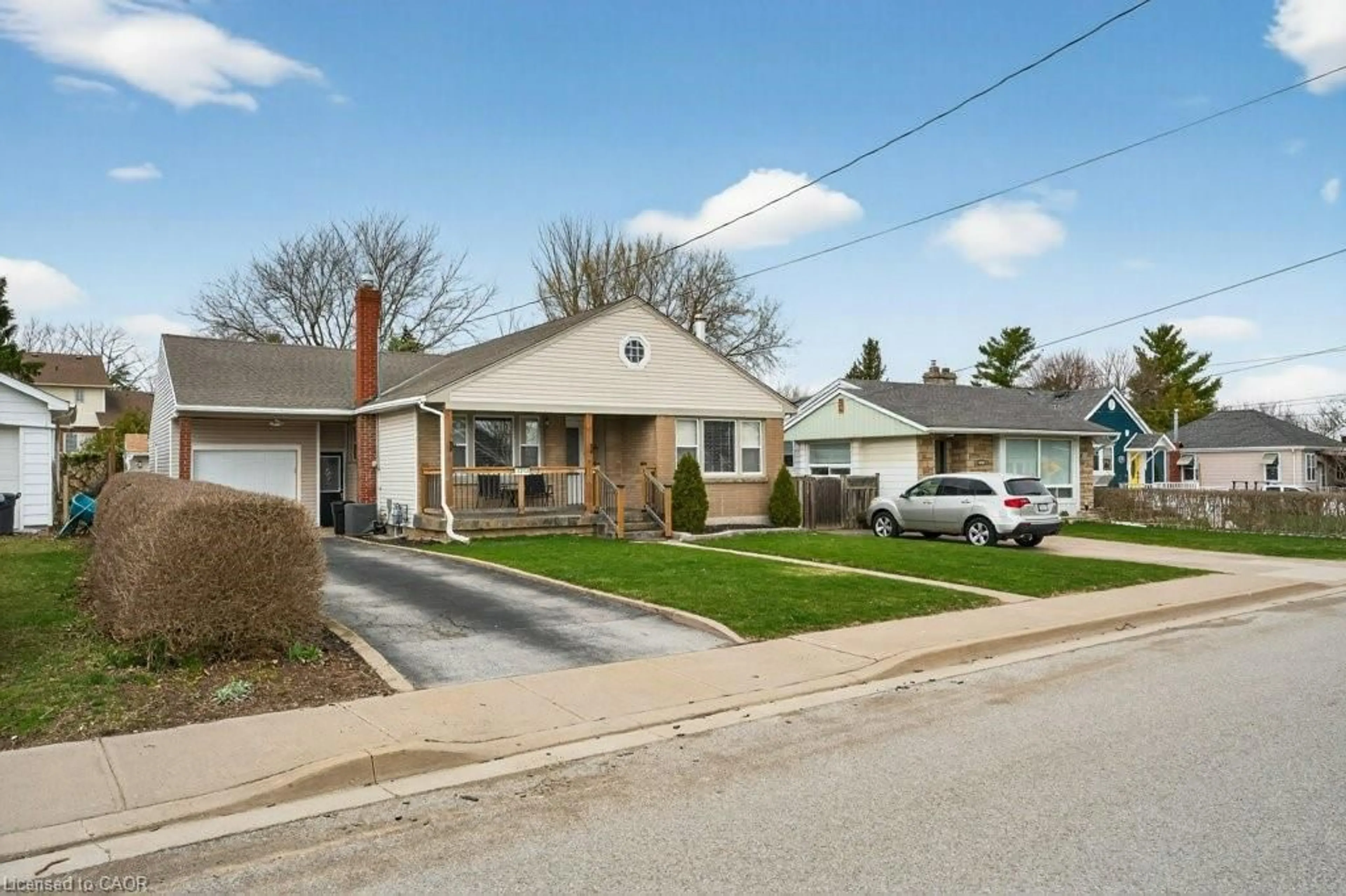 A pic from outside/outdoor area/front of a property/back of a property/a pic from drone, street for 4254 Crescent Ave, Beamsville Ontario L3J 0H4