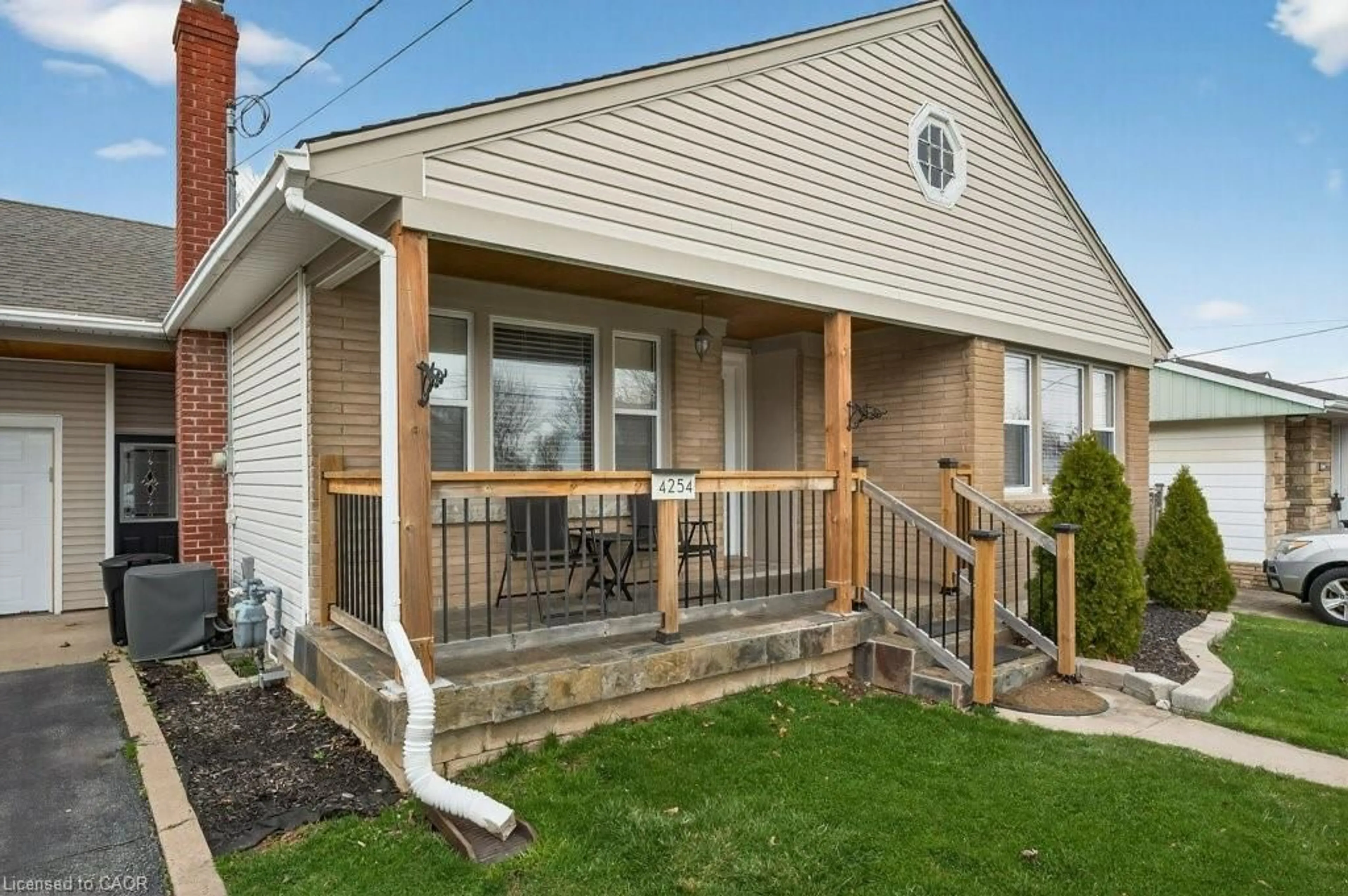 Home with vinyl exterior material, street for 4254 Crescent Ave, Beamsville Ontario L3J 0H4