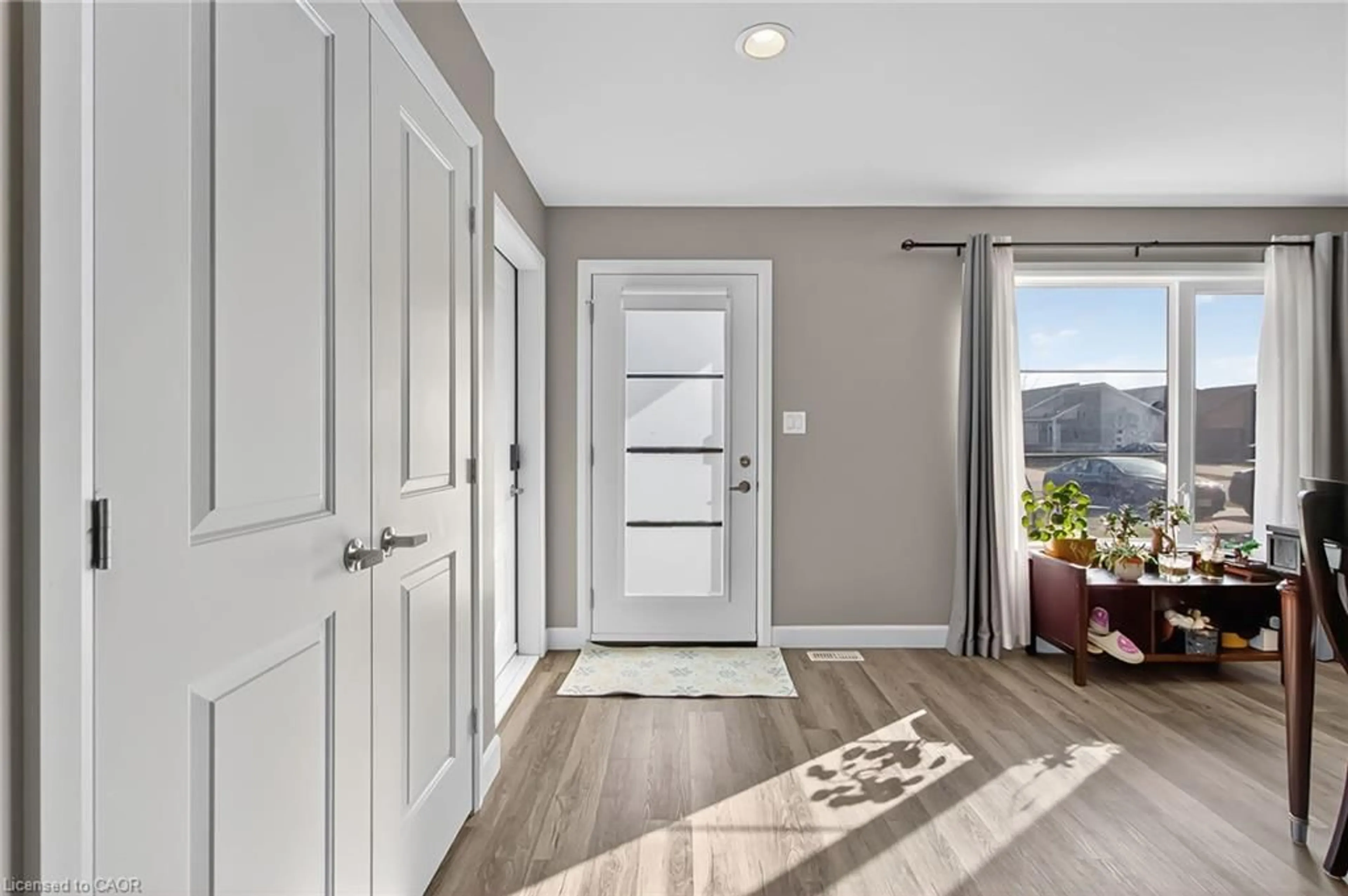 Indoor entryway for 110 Moonstone Cres, Chatham Ontario N7M 0S2