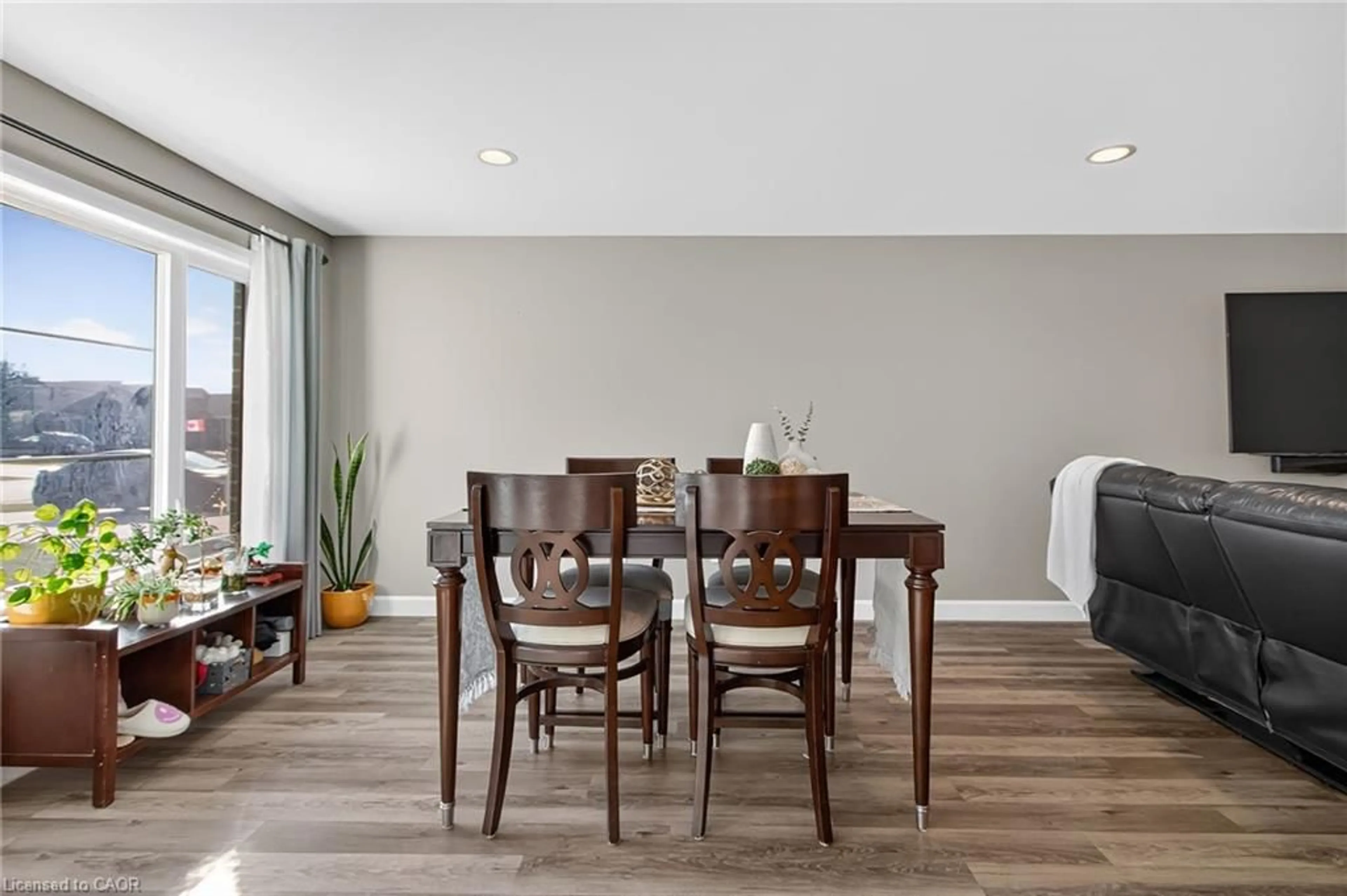 Dining room, wood/laminate floor for 110 Moonstone Cres, Chatham Ontario N7M 0S2