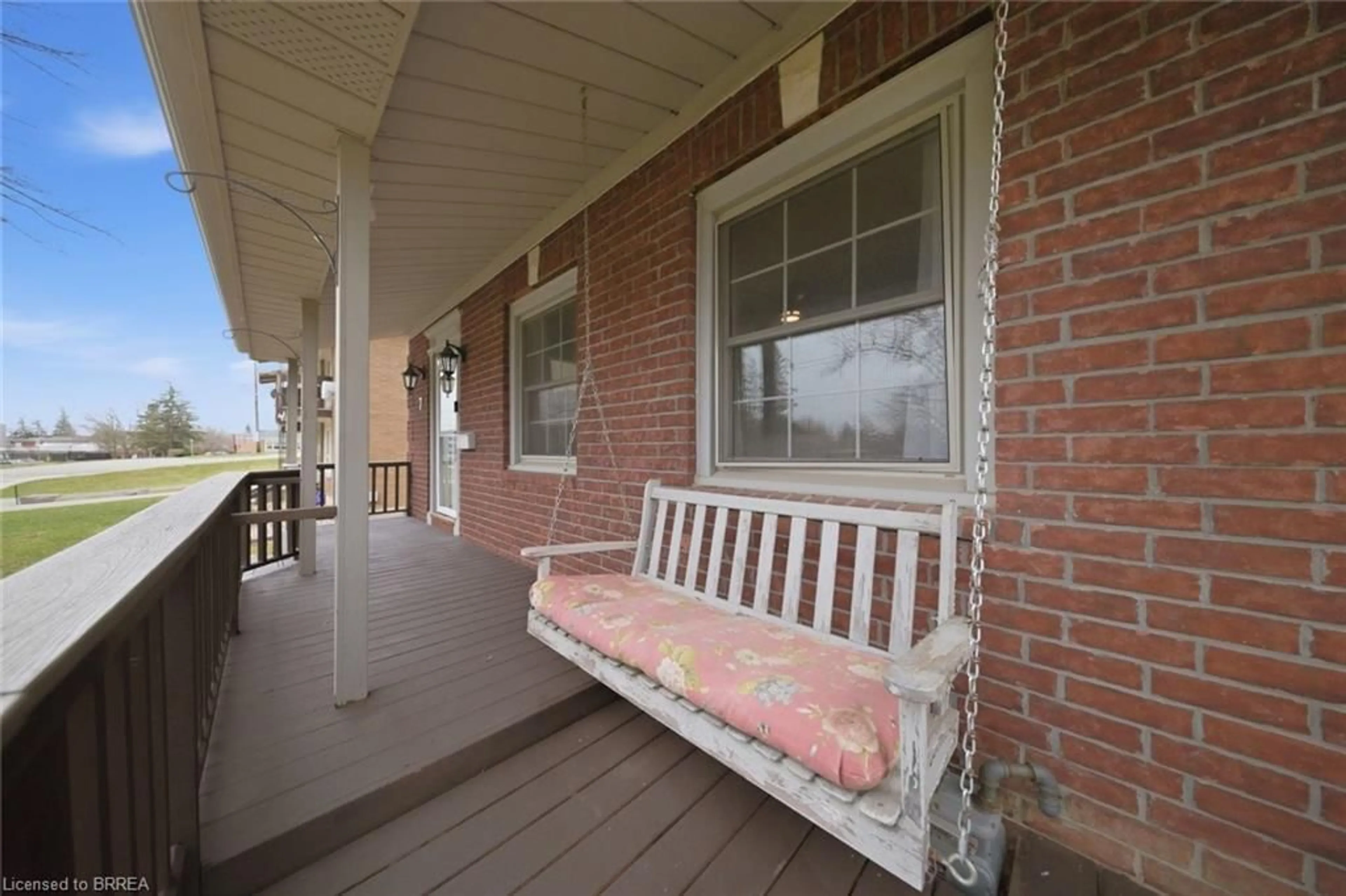 Patio, street for 7 Barry Dr, Brantford Ontario N3T 1W1