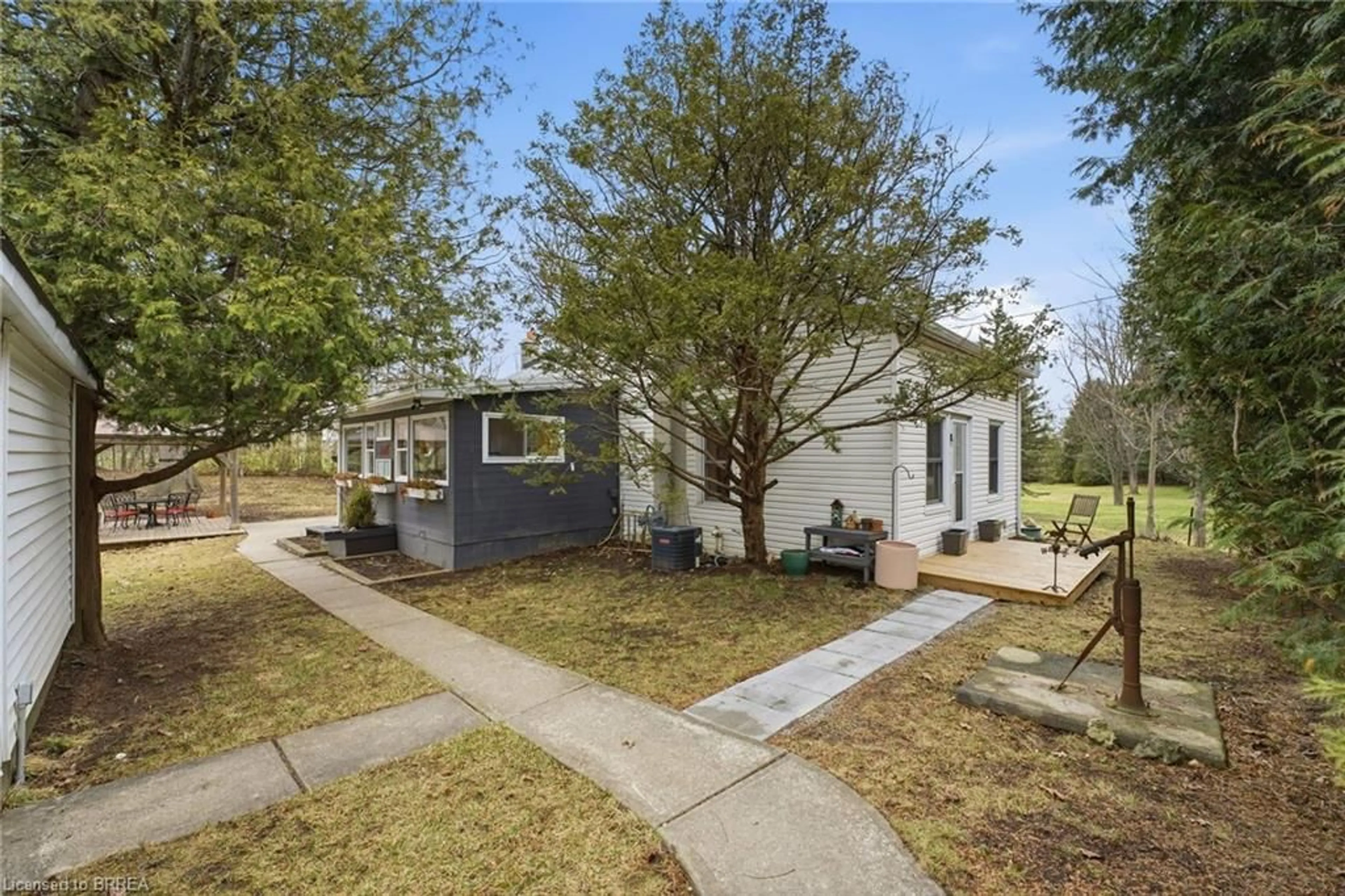 A pic from outside/outdoor area/front of a property/back of a property/a pic from drone, street for 401 Lynden Rd, Brantford Ontario N3T 5L8