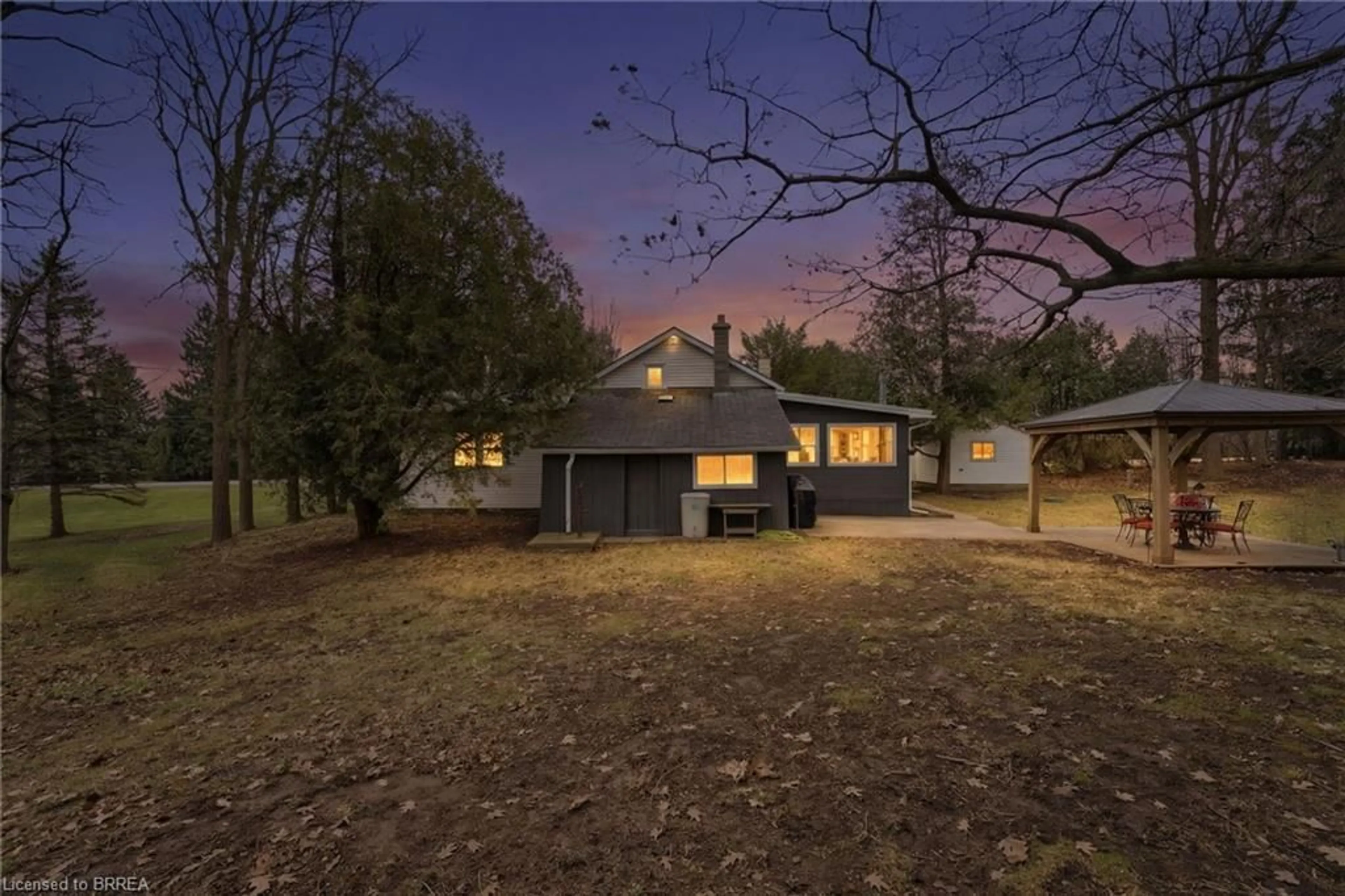 A pic from outside/outdoor area/front of a property/back of a property/a pic from drone, unknown for 401 Lynden Rd, Brantford Ontario N3T 5L8