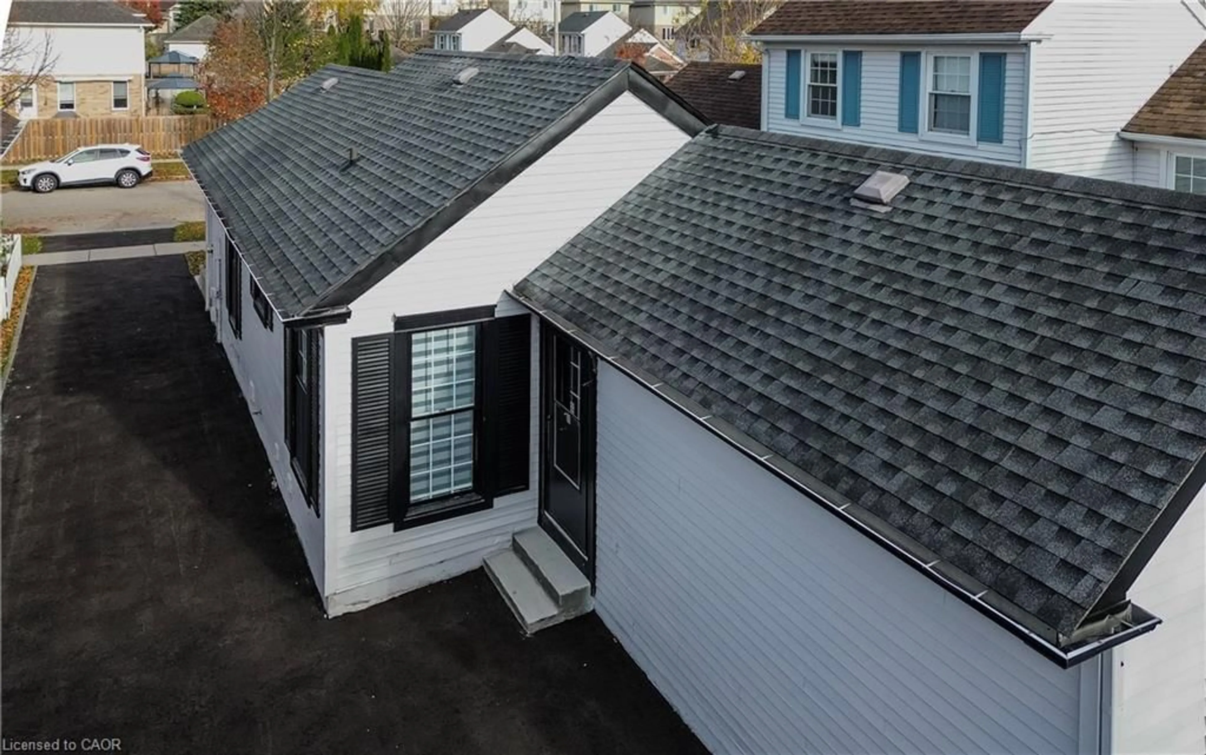 A pic from outside/outdoor area/front of a property/back of a property/a pic from drone, building for 133 Wake Robin Dr, Kitchener Ontario N2E 3L6