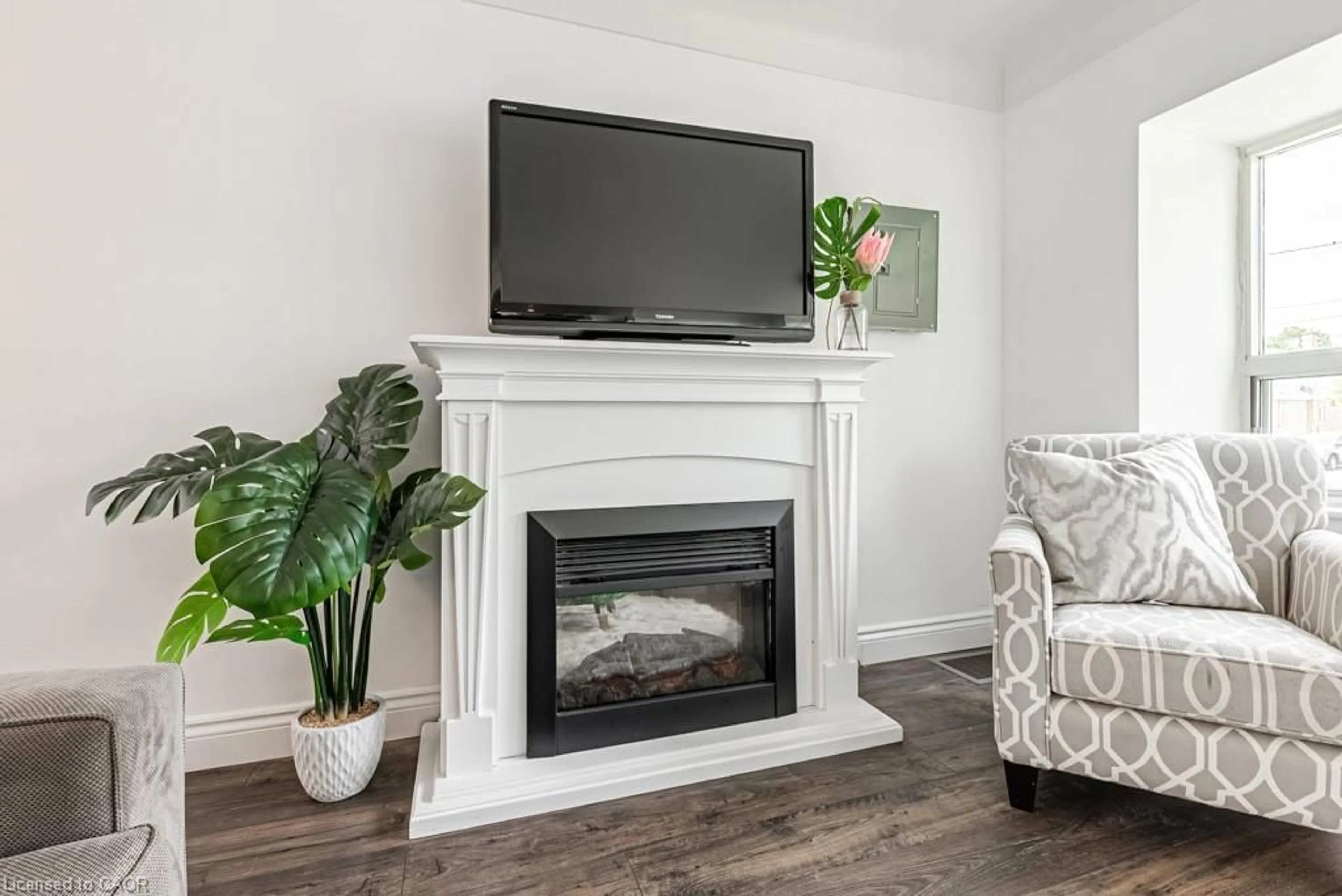 Living room with furniture, wood/laminate floor for 42 Sharon Ave, Hamilton Ontario L8T 1E3