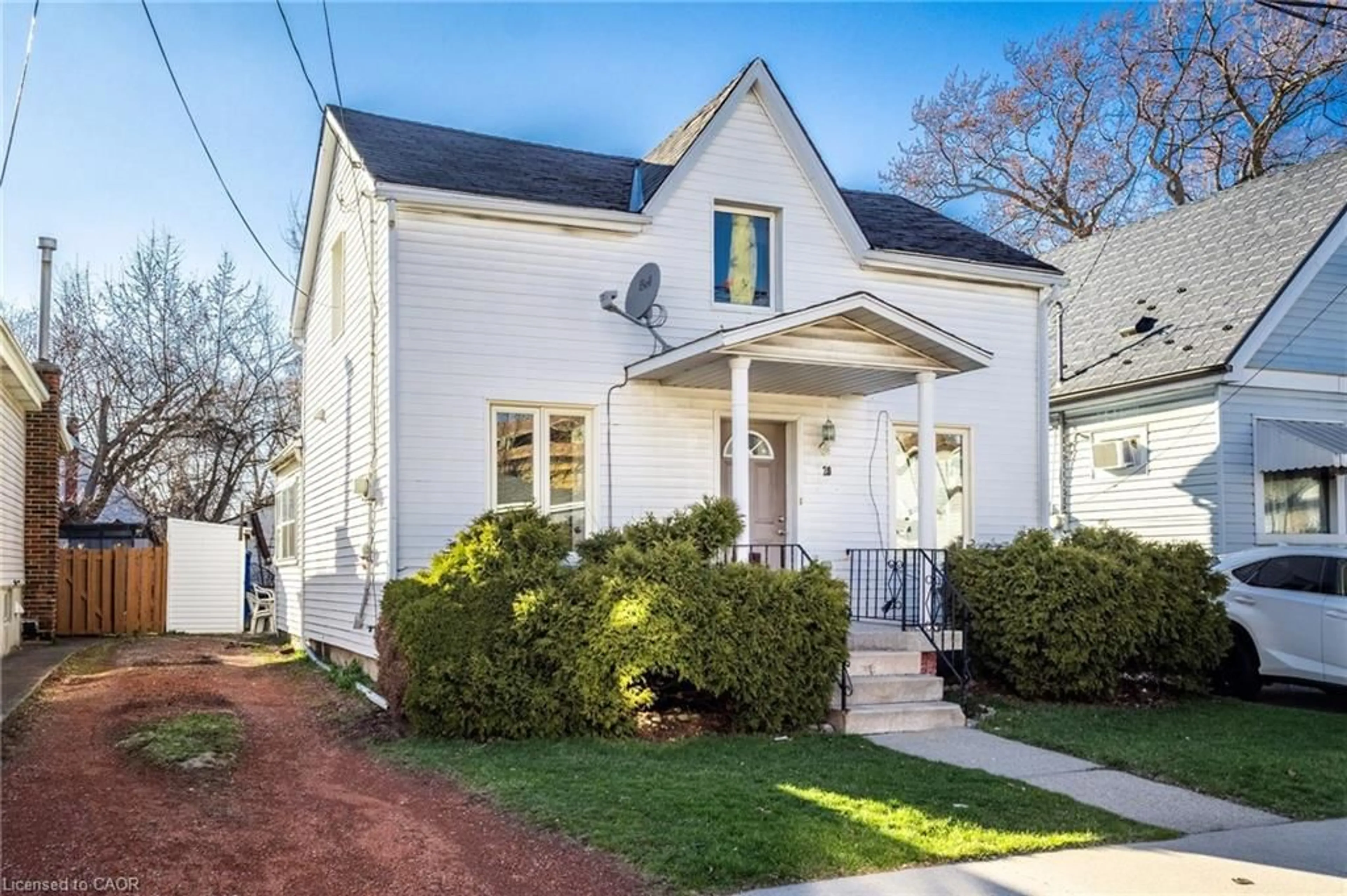 Home with vinyl exterior material, street for 20 East 27th St, Hamilton Ontario L8V 2E7