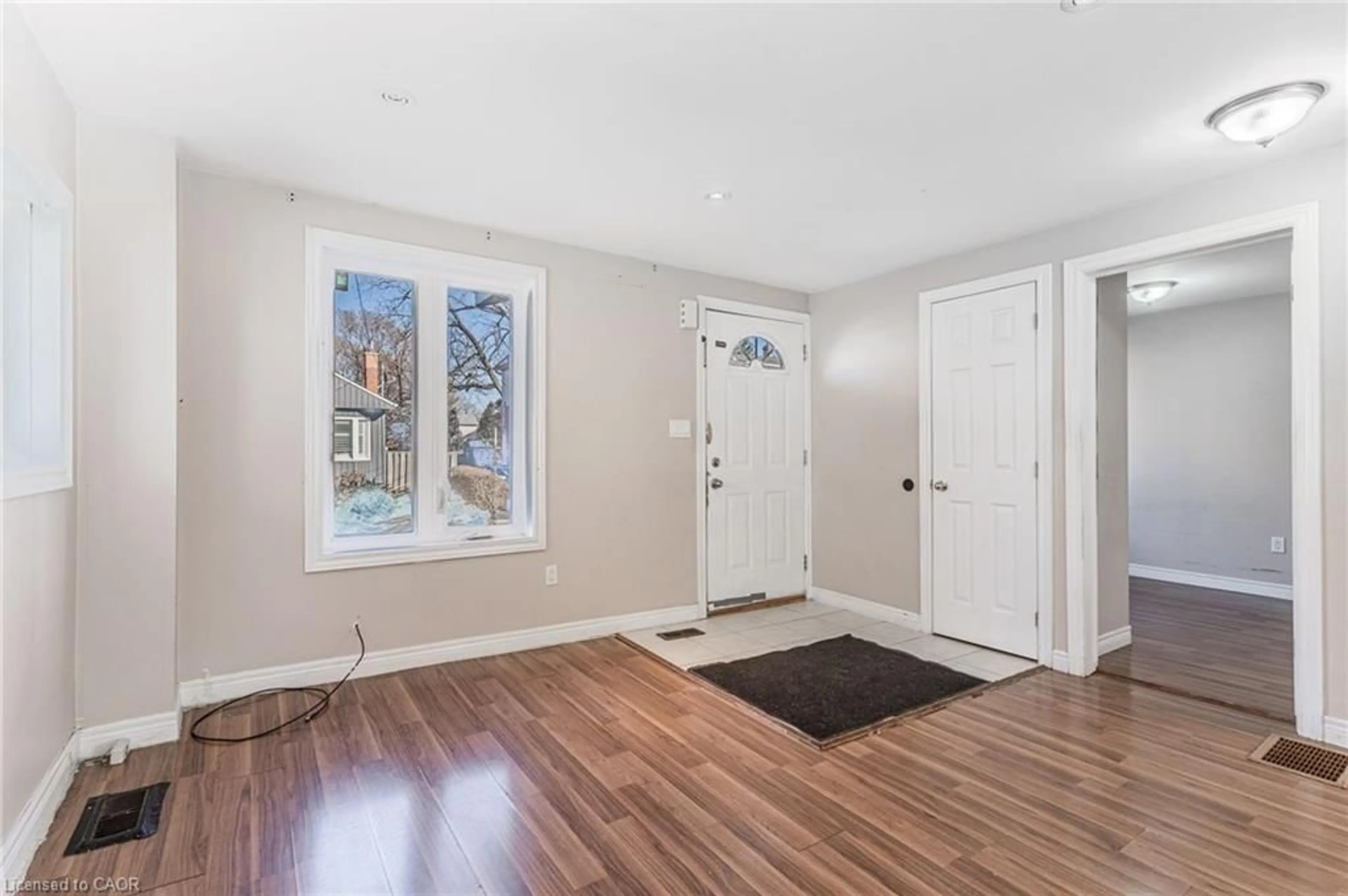 Indoor entryway for 20 East 27th St, Hamilton Ontario L8V 2E7