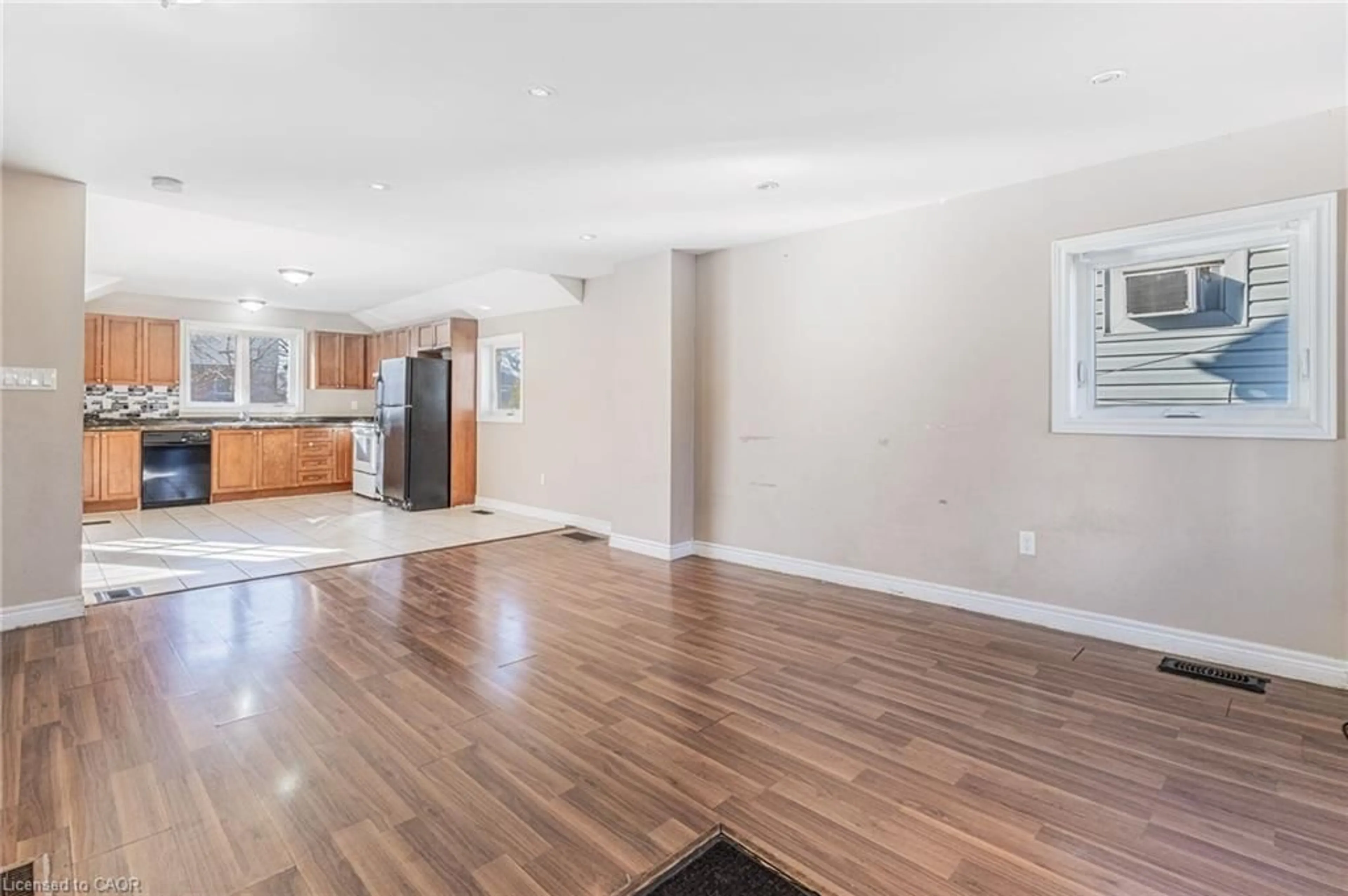 Unknown for 20 East 27th St, Hamilton Ontario L8V 2E7