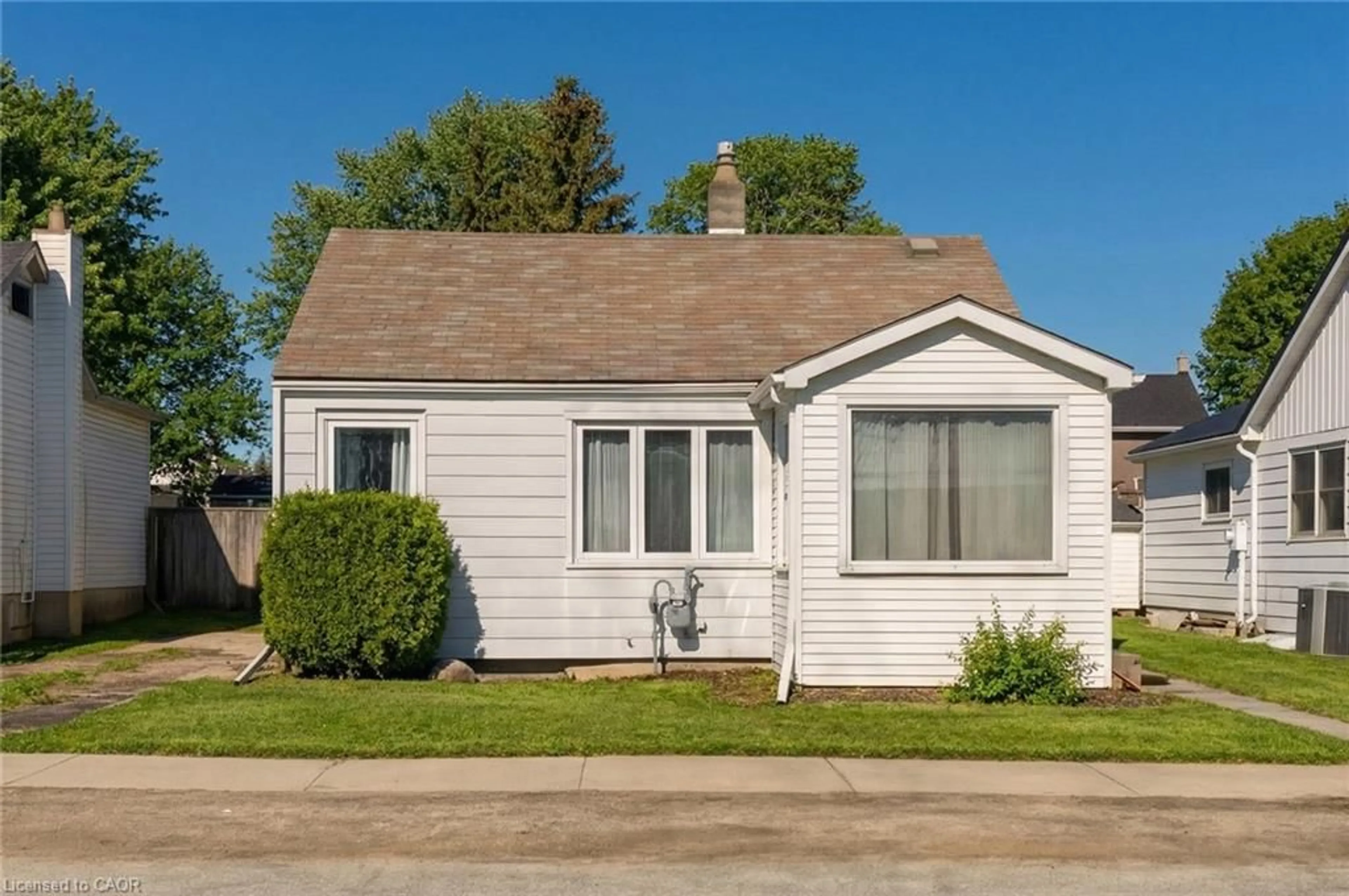 Home with vinyl exterior material, street for 229 Havelock Ave, Listowel Ontario N4W 2A5