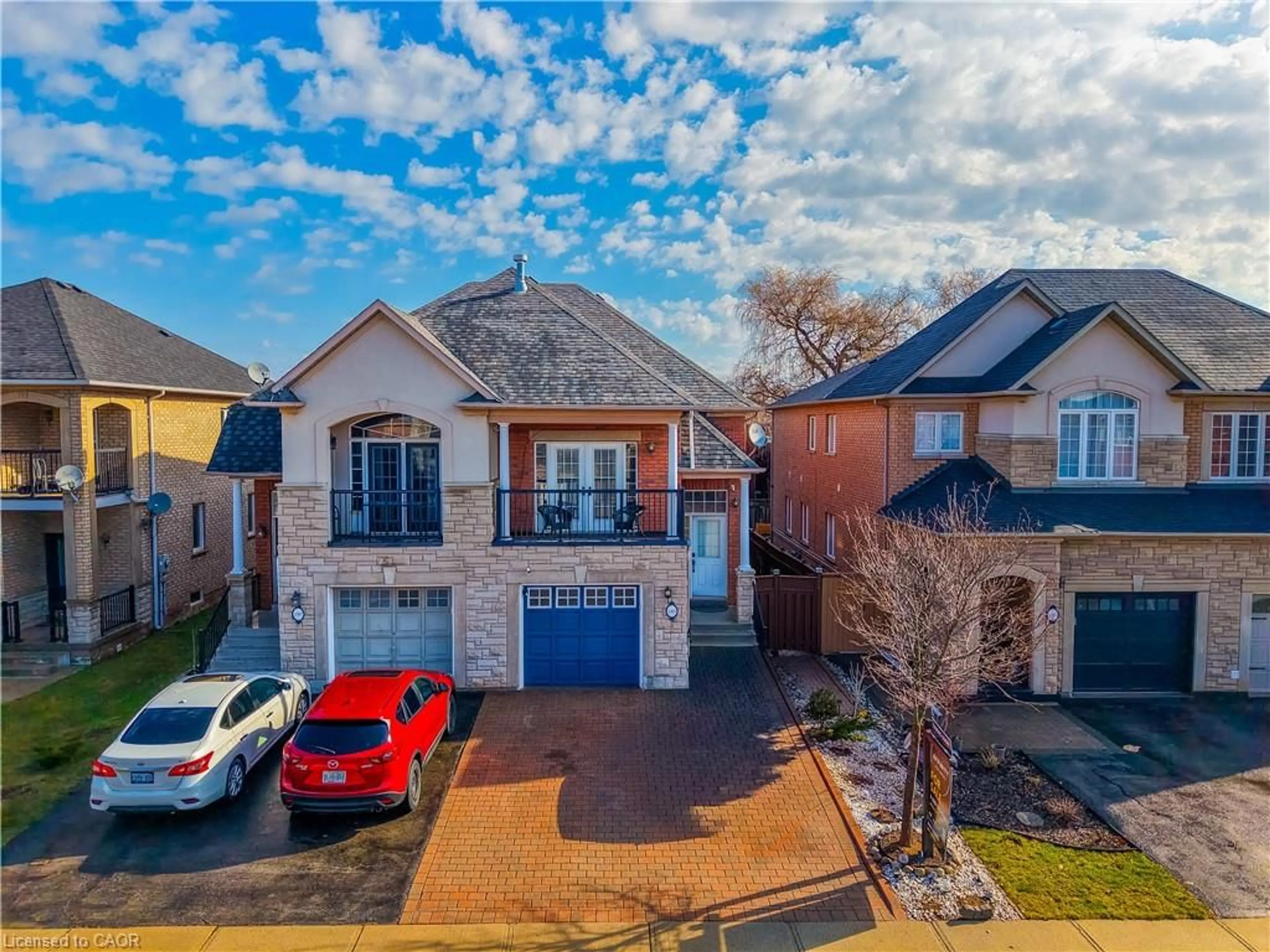 A pic from outside/outdoor area/front of a property/back of a property/a pic from drone, street for 2305 Newcastle Cres, Oakville Ontario L6M 4P5