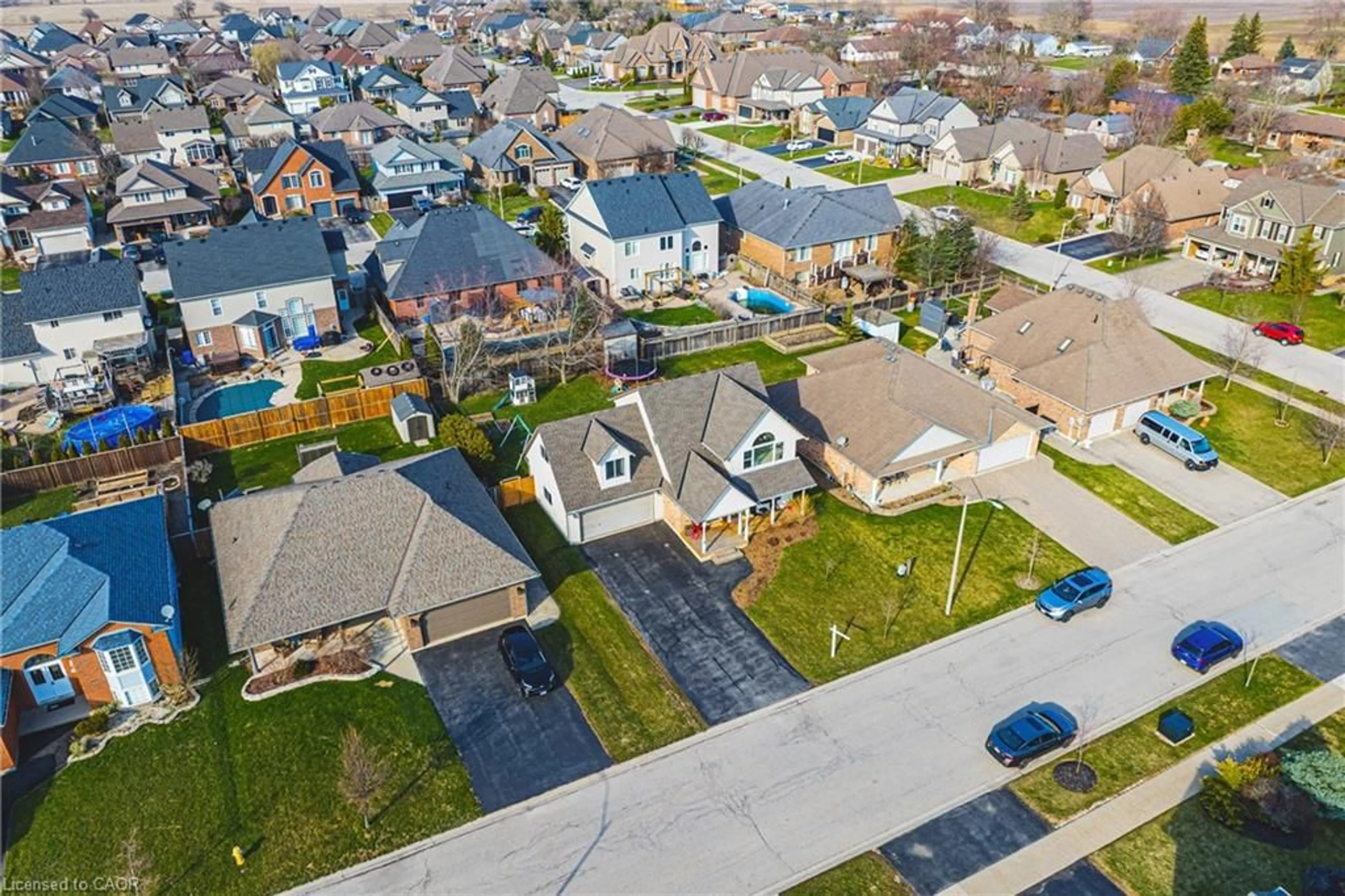 A pic from outside/outdoor area/front of a property/back of a property/a pic from drone, street for 6 Las Rd, Smithville Ontario L0R 2A0