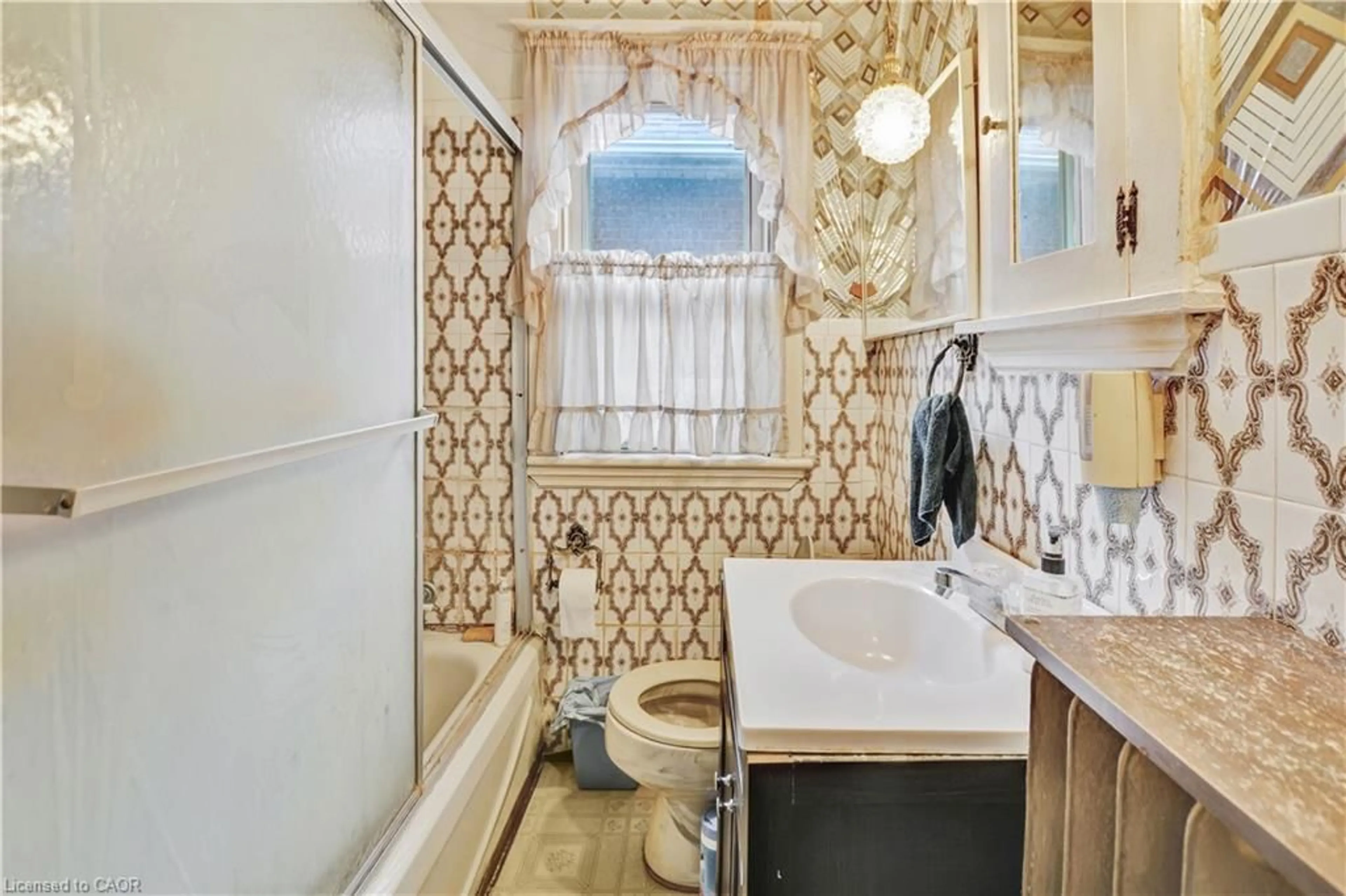 Standard bathroom, ceramic/tile floor for 176 London St, Hamilton Ontario L8K 2G9