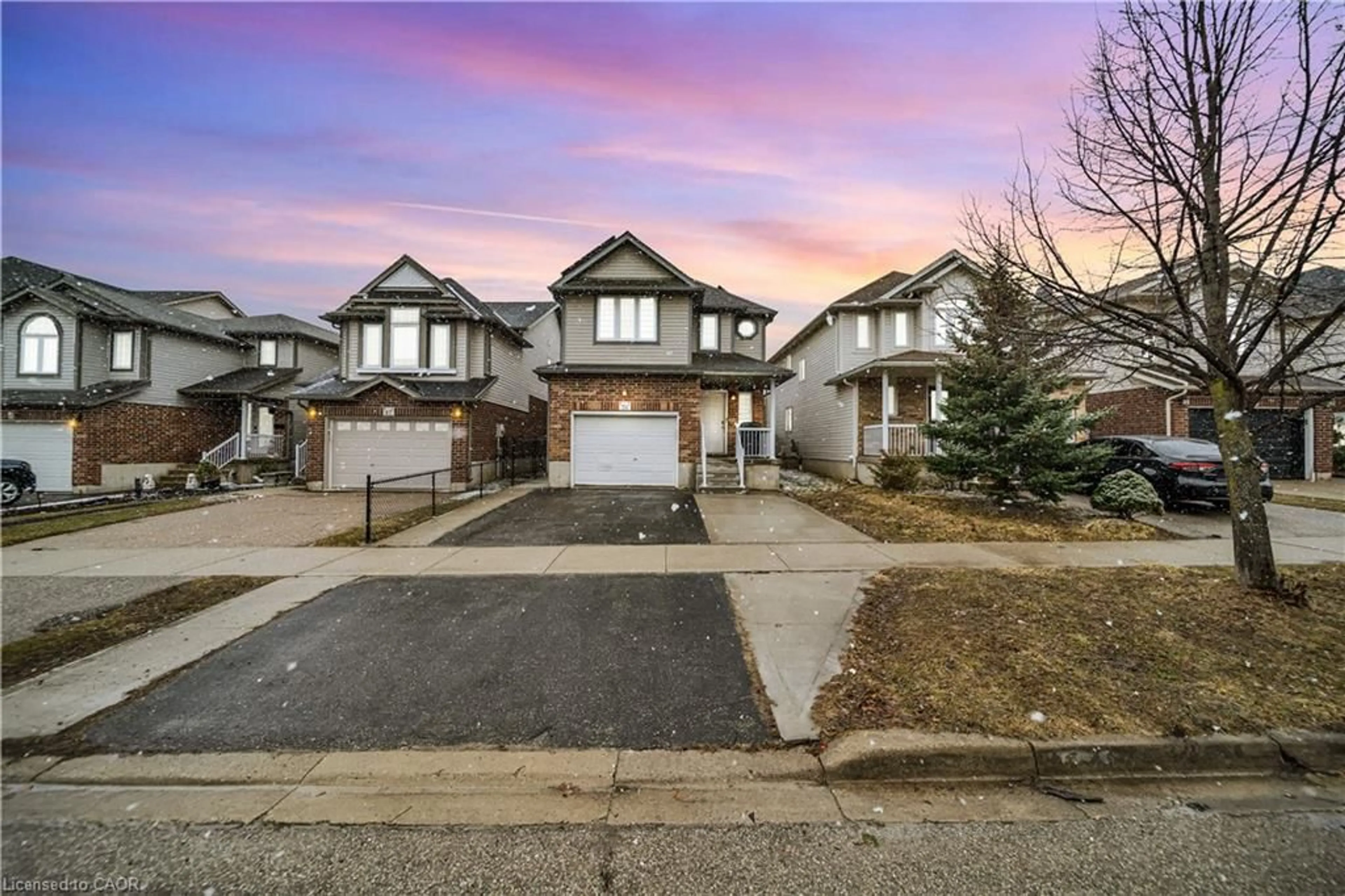 A pic from outside/outdoor area/front of a property/back of a property/a pic from drone, street for 51 Seabrooke Dr, Kitchener Ontario N2R 1Y1