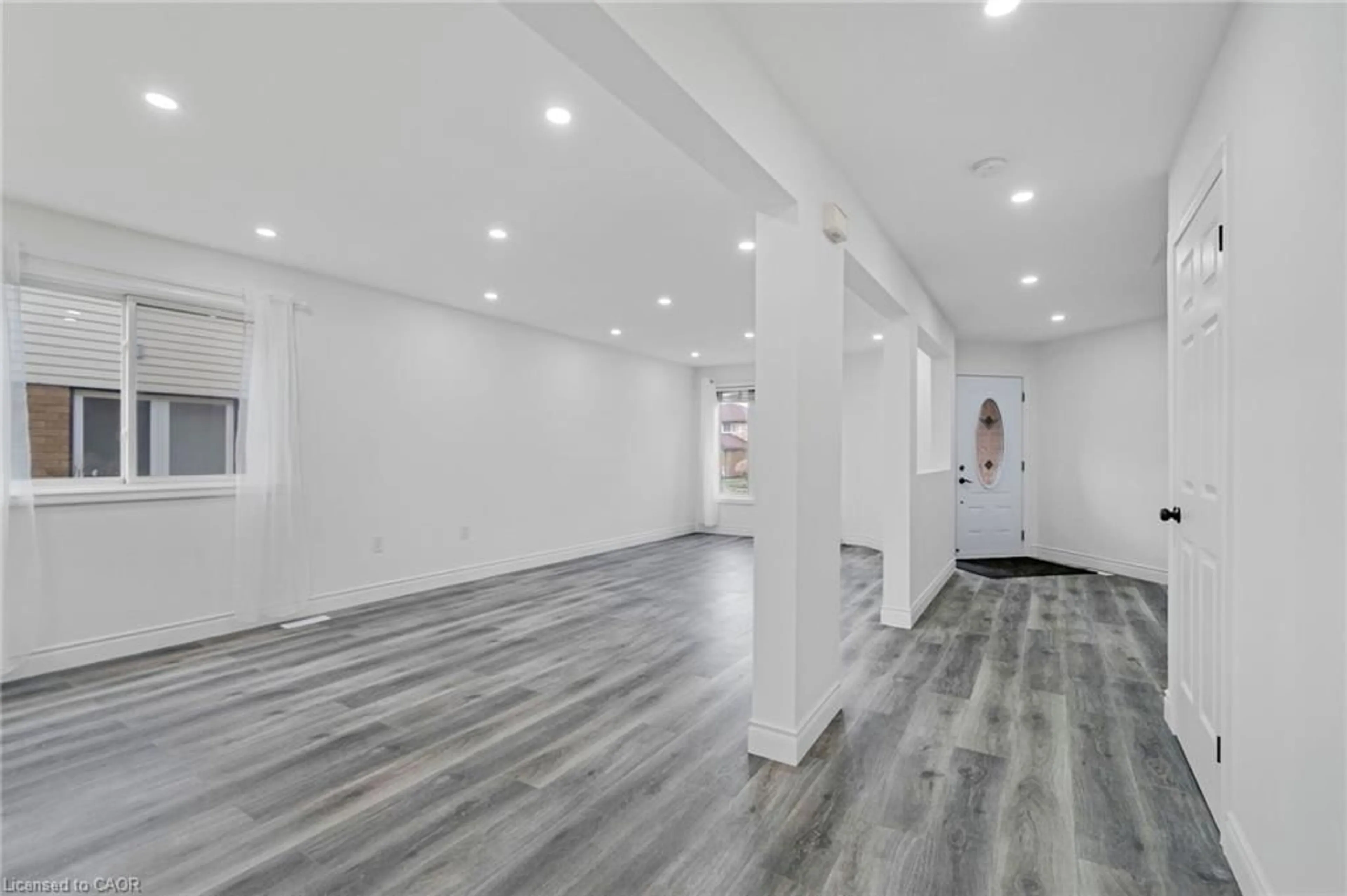 Indoor foyer for 168 Fusilier Dr, Hamilton Ontario L9B 2C8