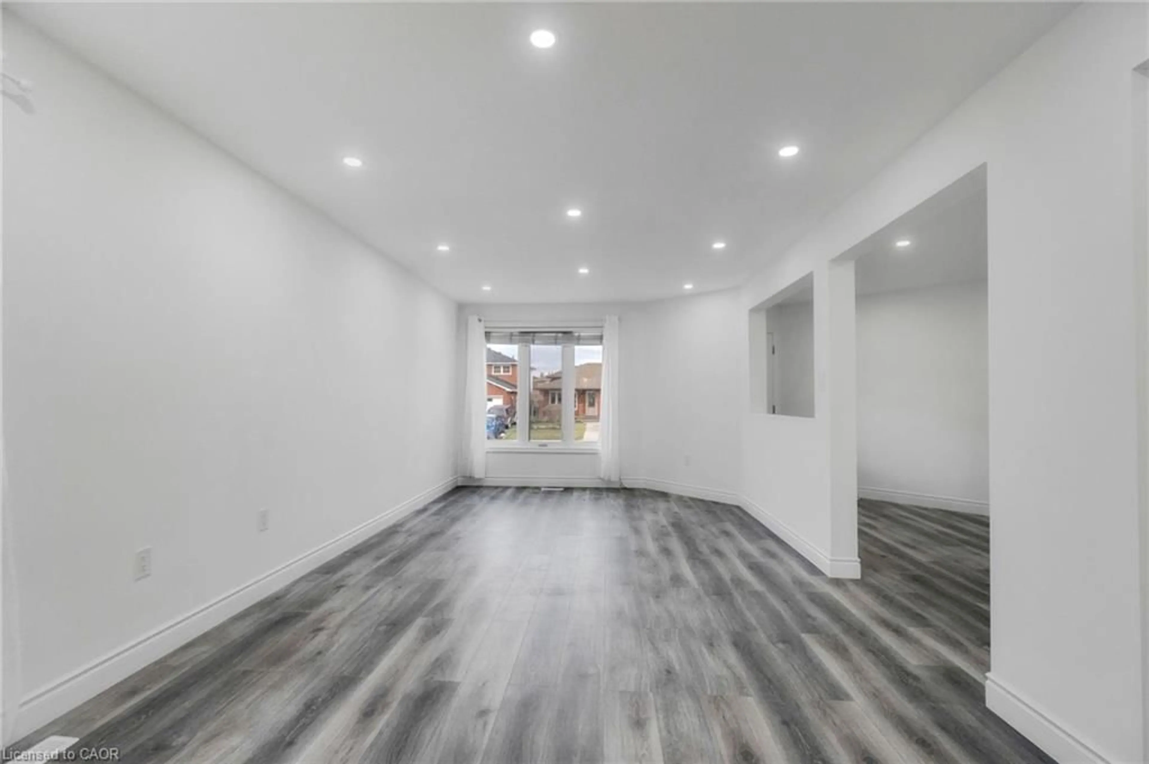 Indoor foyer for 168 Fusilier Dr, Hamilton Ontario L9B 2C8