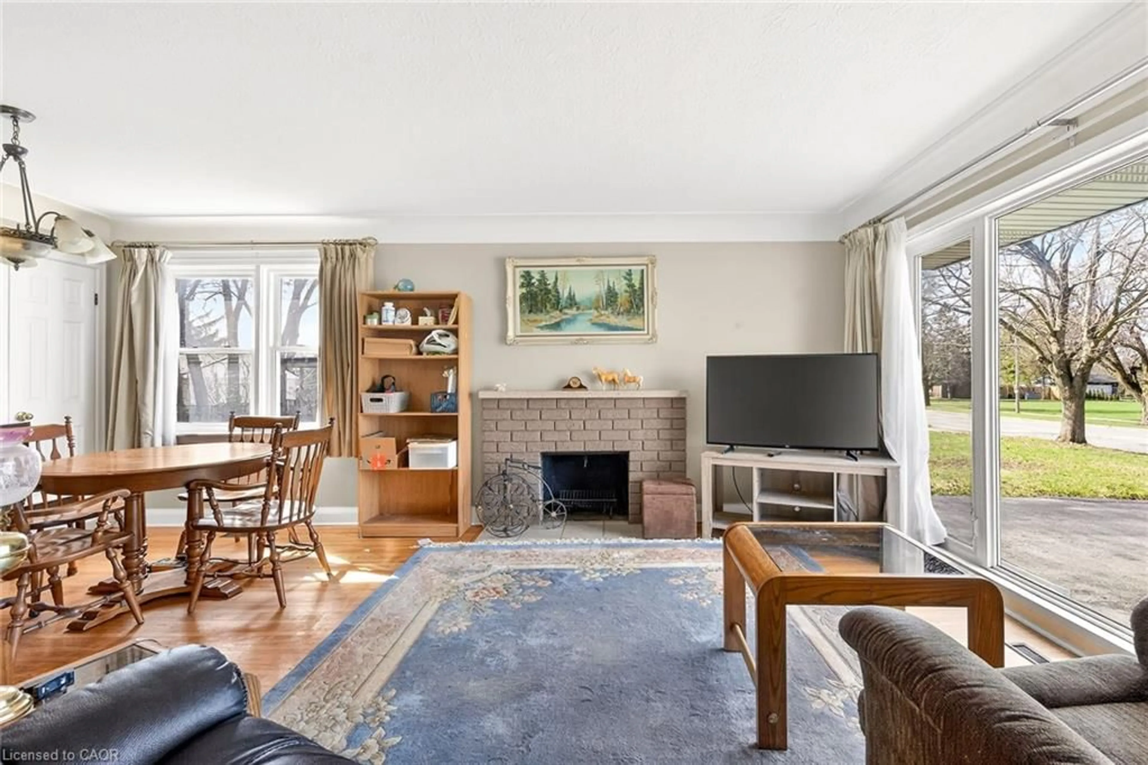 Living room with furniture, unknown for 438 Clare Ave, Welland Ontario L3C 3B3