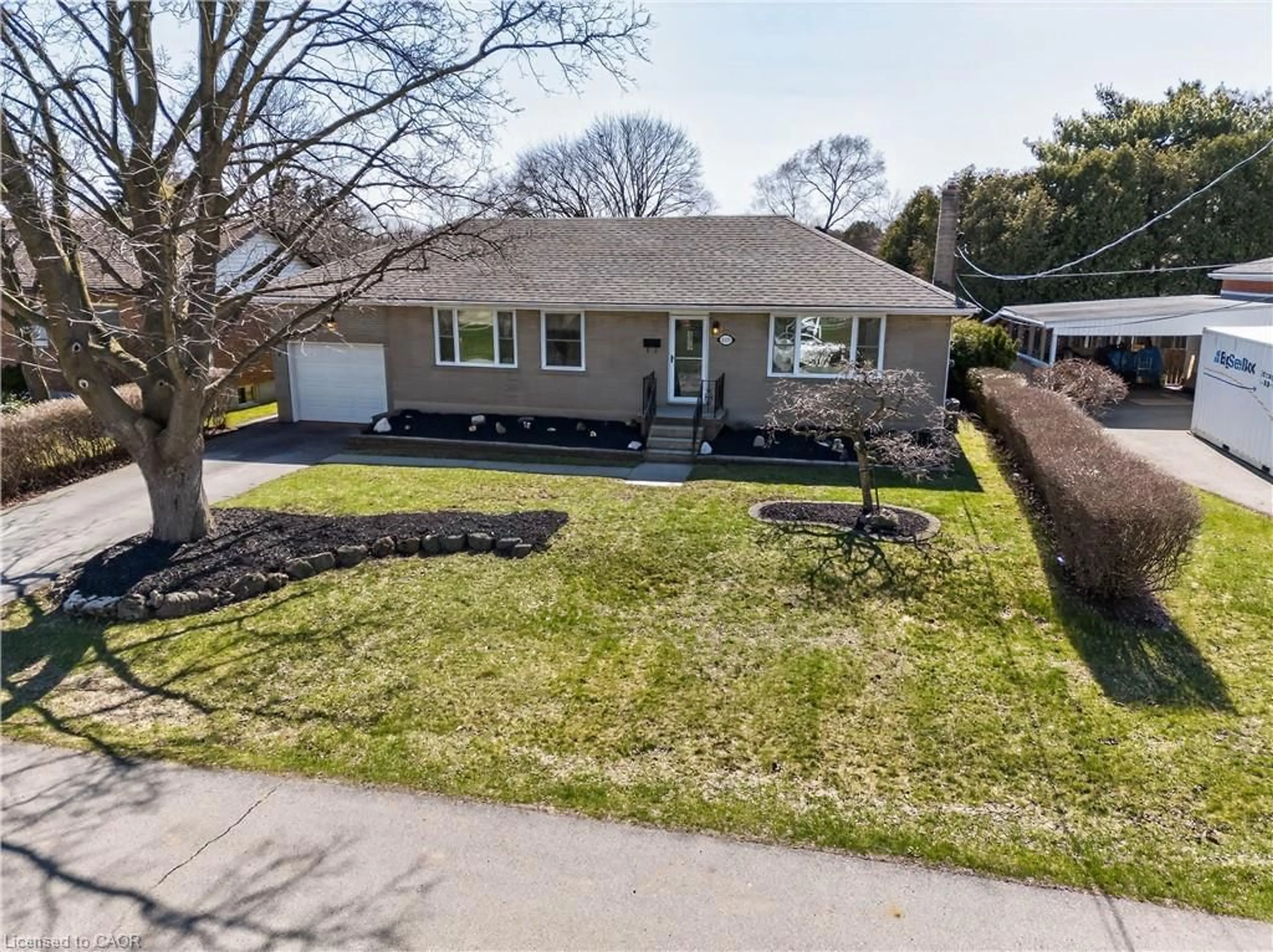 A pic from outside/outdoor area/front of a property/back of a property/a pic from drone, street for 1055 Shepherd's Dr, Burlington Ontario L7T 3R4
