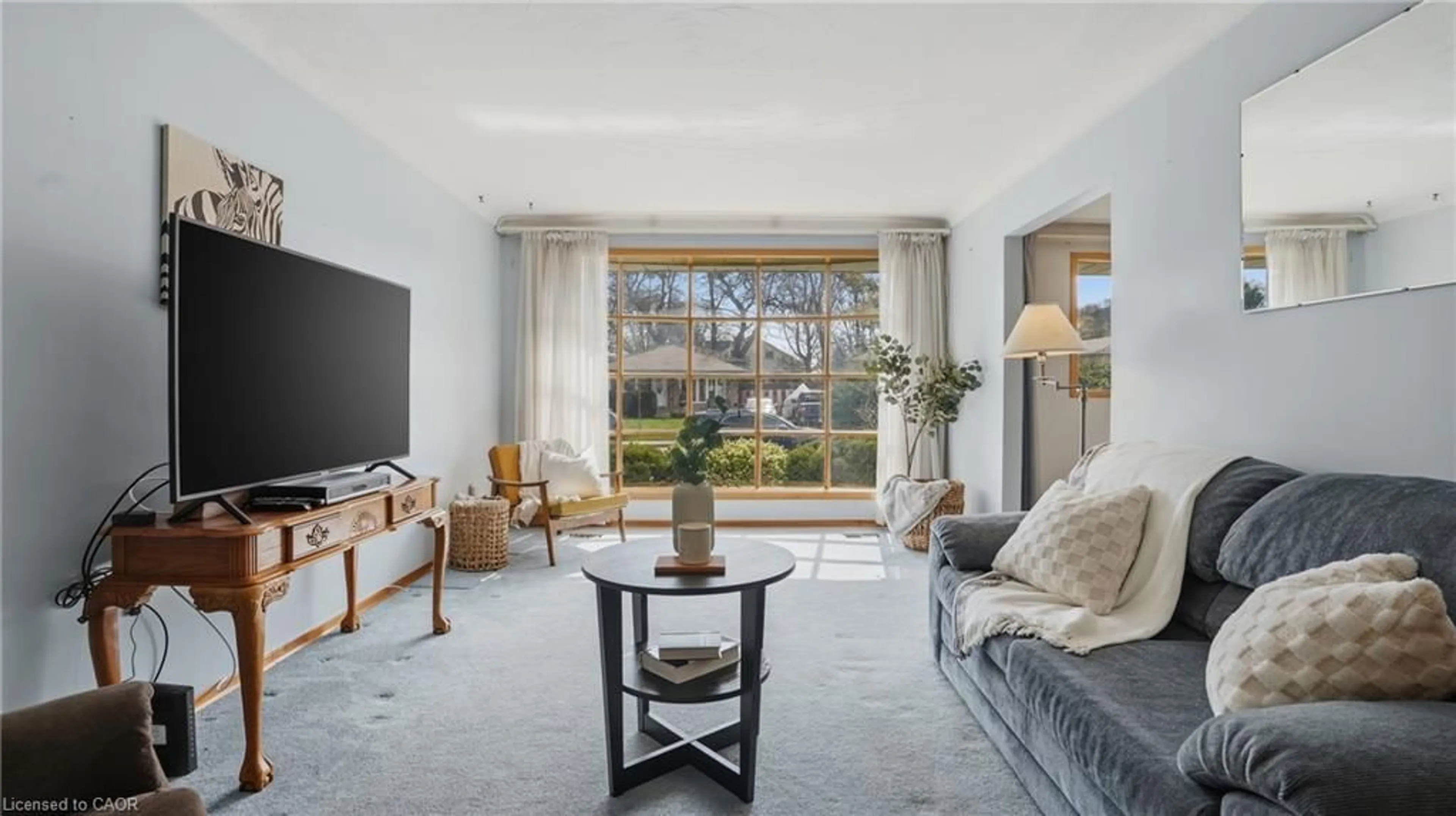 Living room with furniture, unknown for 7 Vanderwood Crt, Stoney Creek Ontario L8G 2Y5